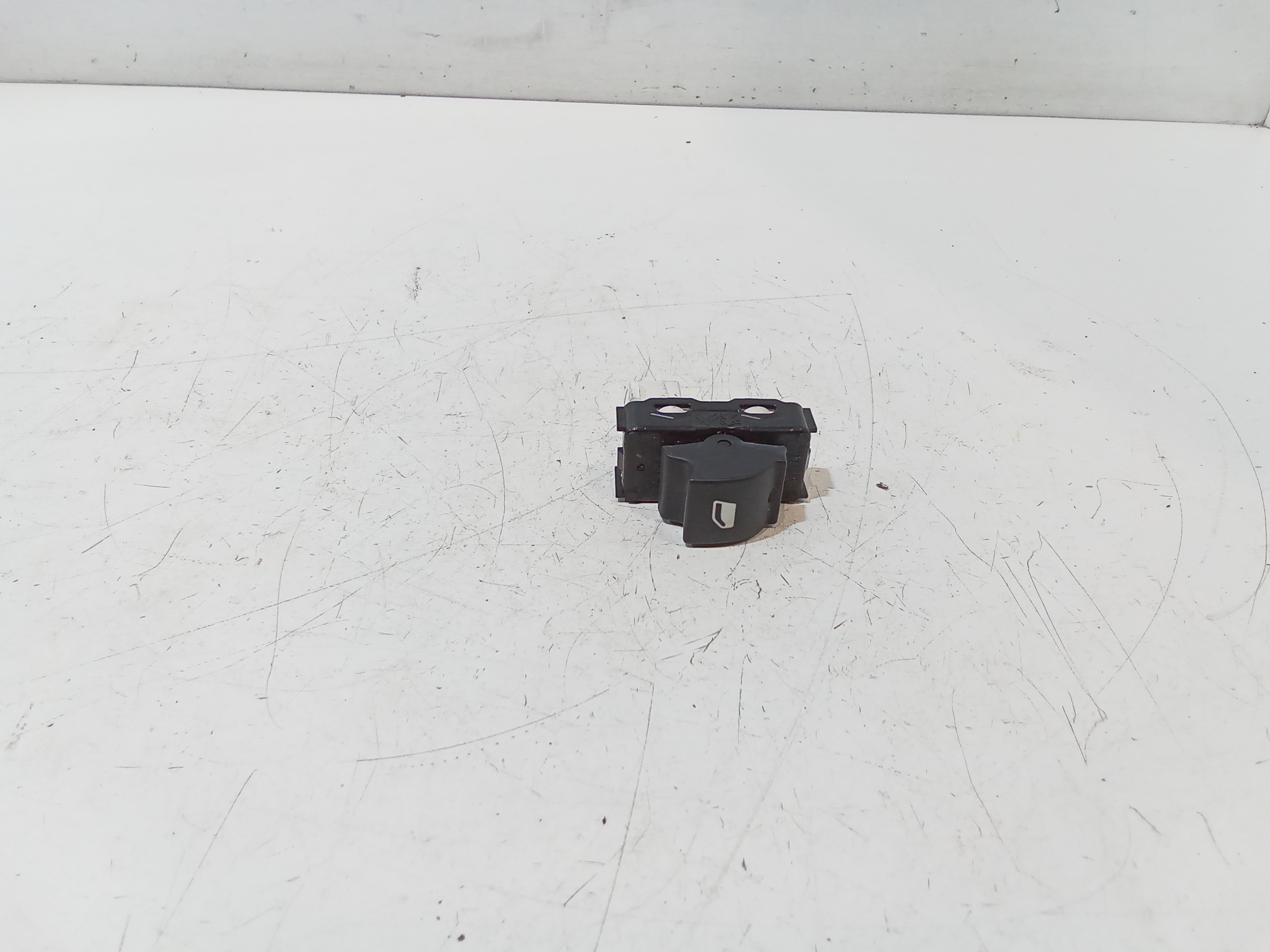 Interruttore Alzacristalli Porta Post. Sinistro 13483539 Usato