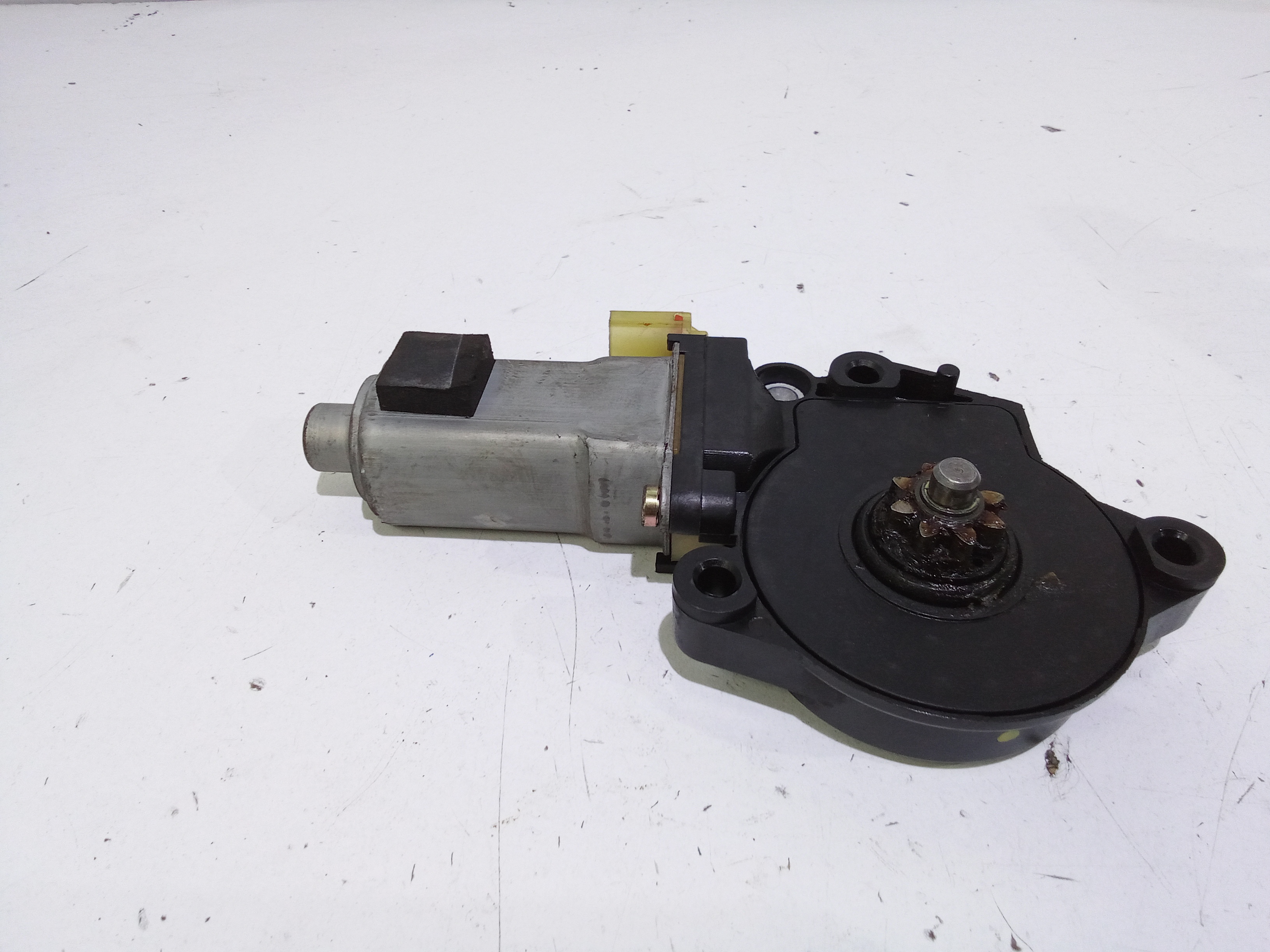 Motorino Alzacristallo Porta Ant. Destro 988201F100 Usato