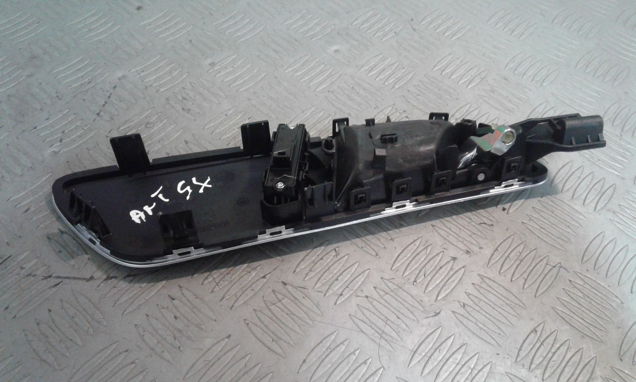 Maniglia Int. Apertura Porta Ant. Sinistro A24676000619051 Usato