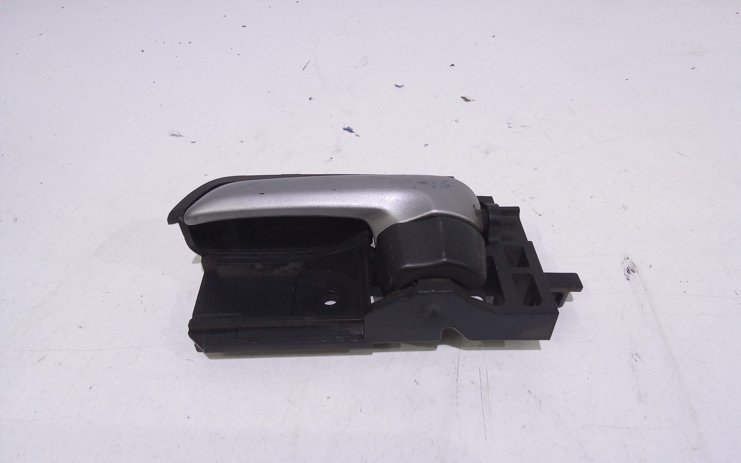 Maniglia Int. Apertura Porta Post. Sinistro 8313062J00S1S Usato