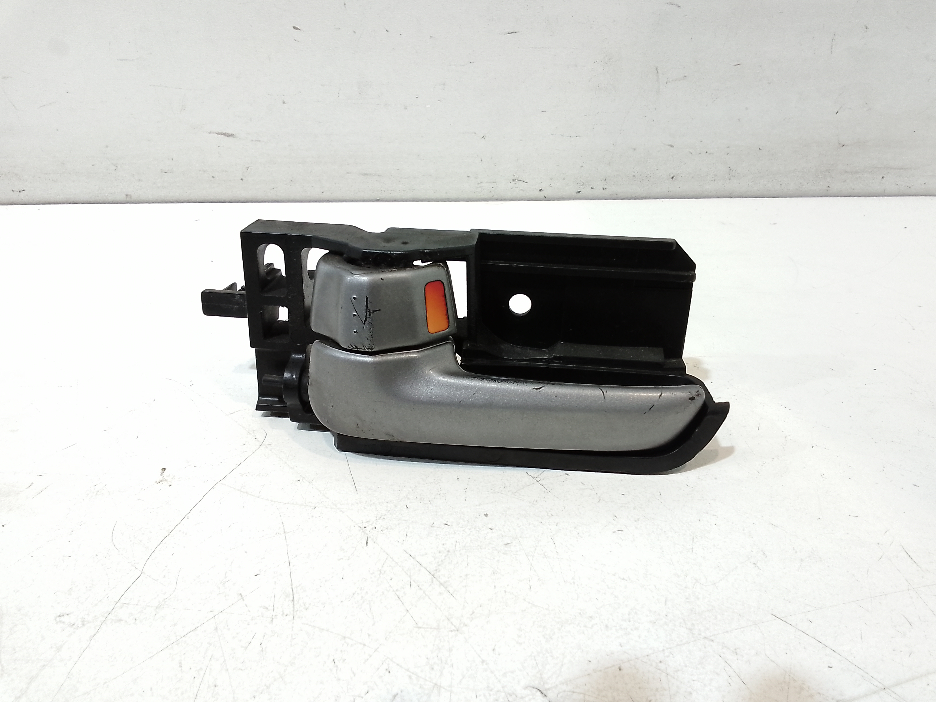 Maniglia Int. Apertura Porta Ant. Sinistro 8313062J00S1S Usato