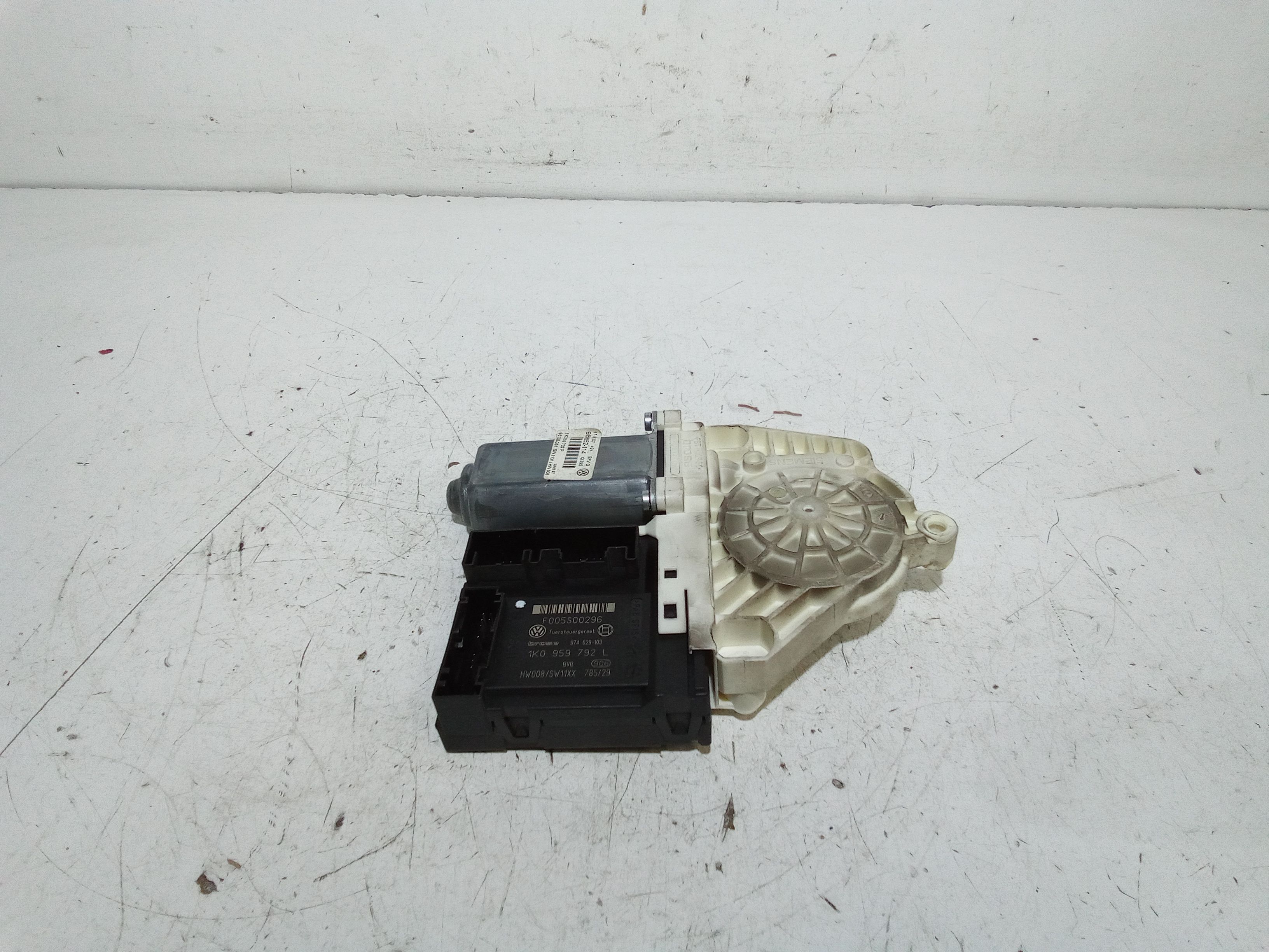 Motorino Alzacristallo Porta Ant. Destro 1K0959702AEZ03 Usato