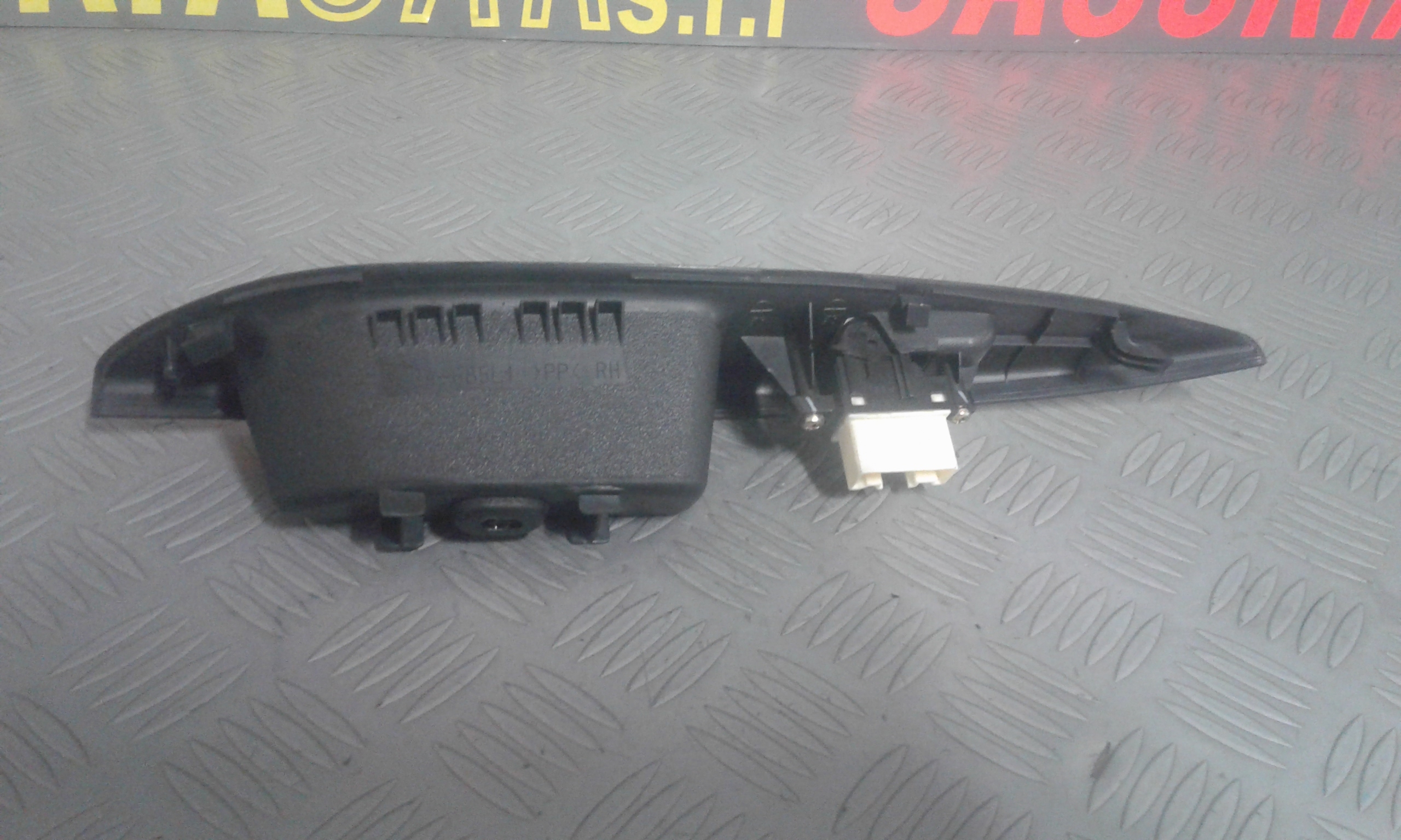 Interruttore Alzacristalli Porta Post. Destro GE4T66370A Usato