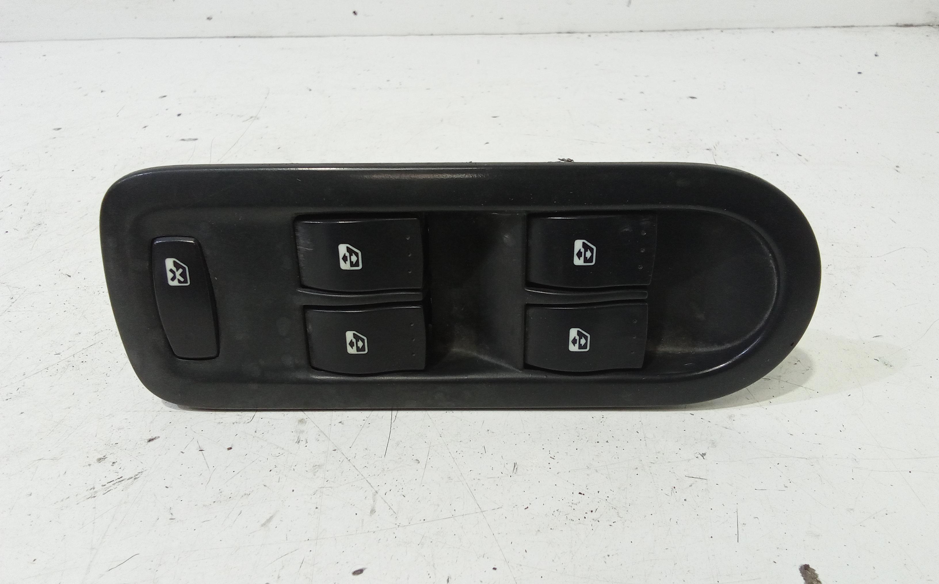 Interruttore Alzacristalli Porta Ant. Sinistro 8200107772 Usato