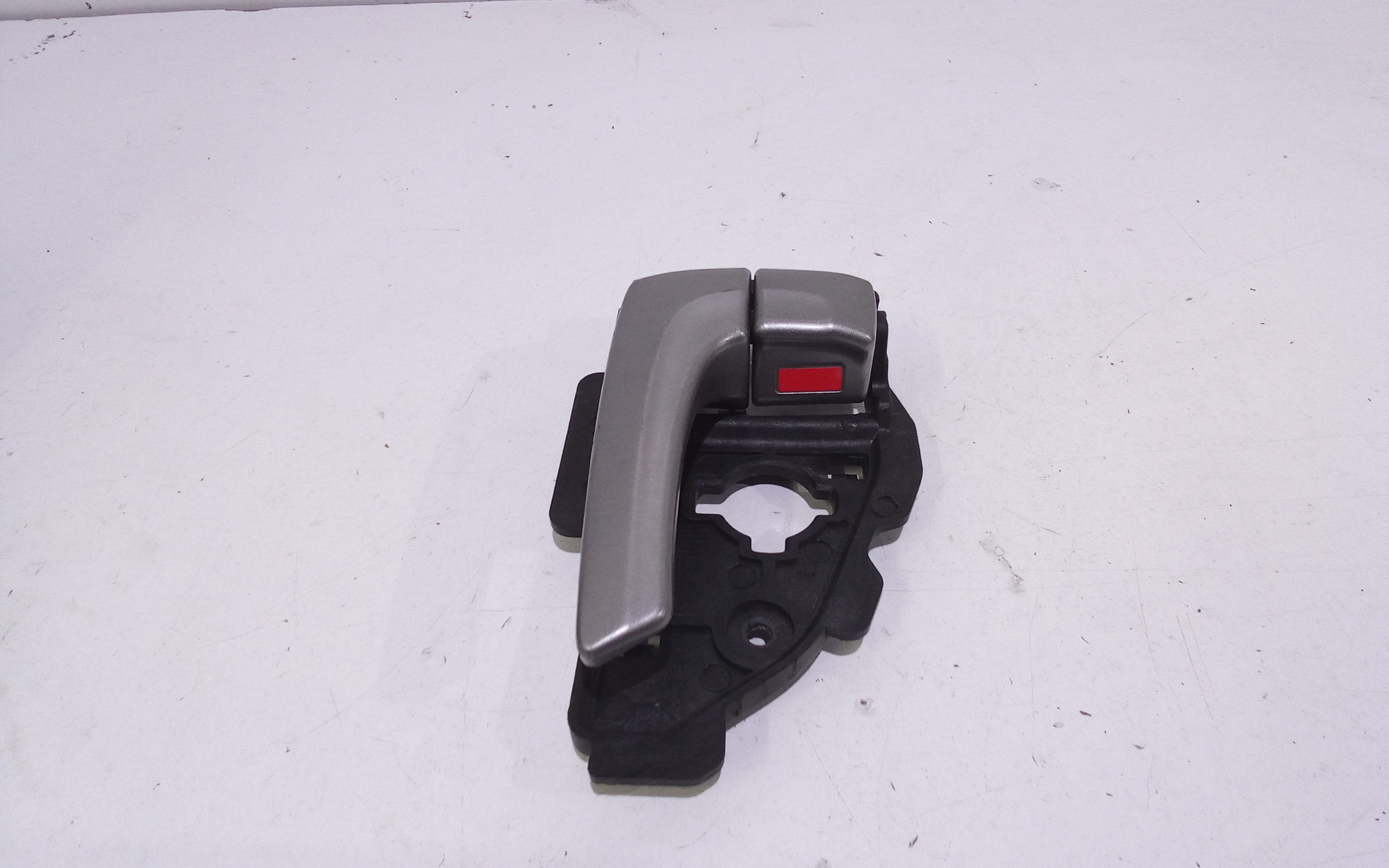 Maniglia Int. Apertura Porta Post. Sinistro 826102S010CR Usato