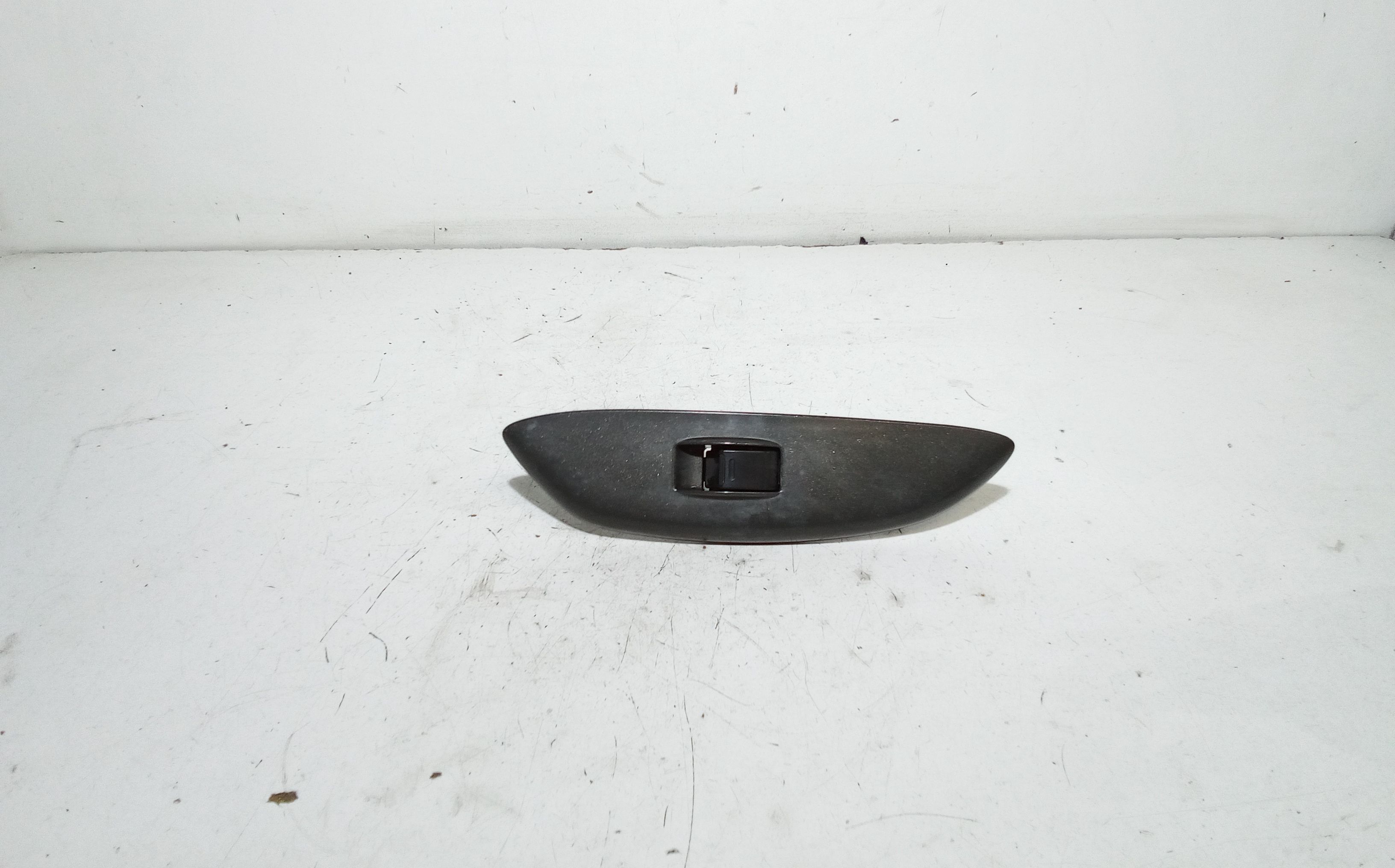 Interruttore Alzacristalli Porta Ant. Destro 8481012080 Usato