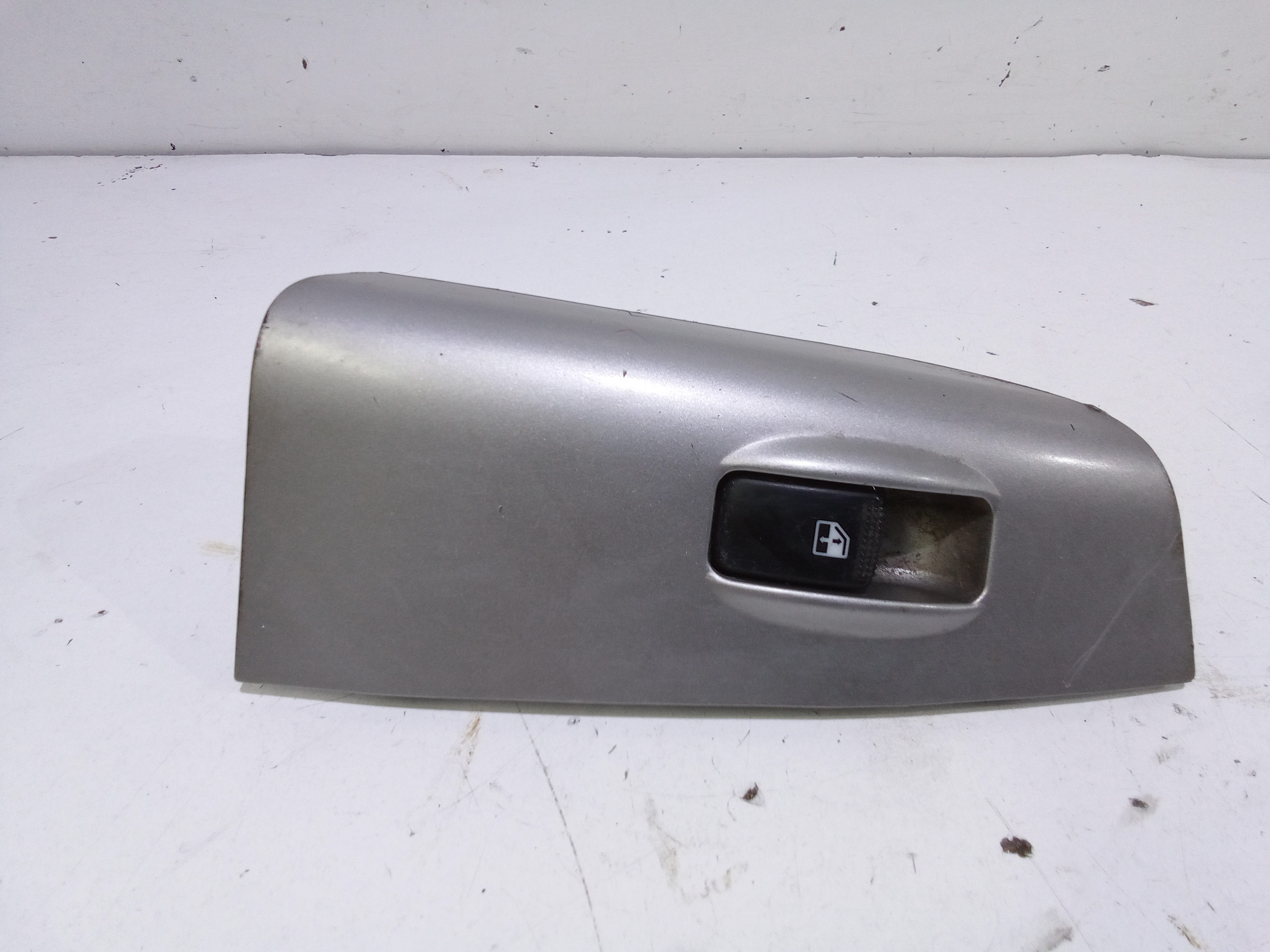 Interruttore Alzacristalli Porta Post. Destro 935801F500WK Usato