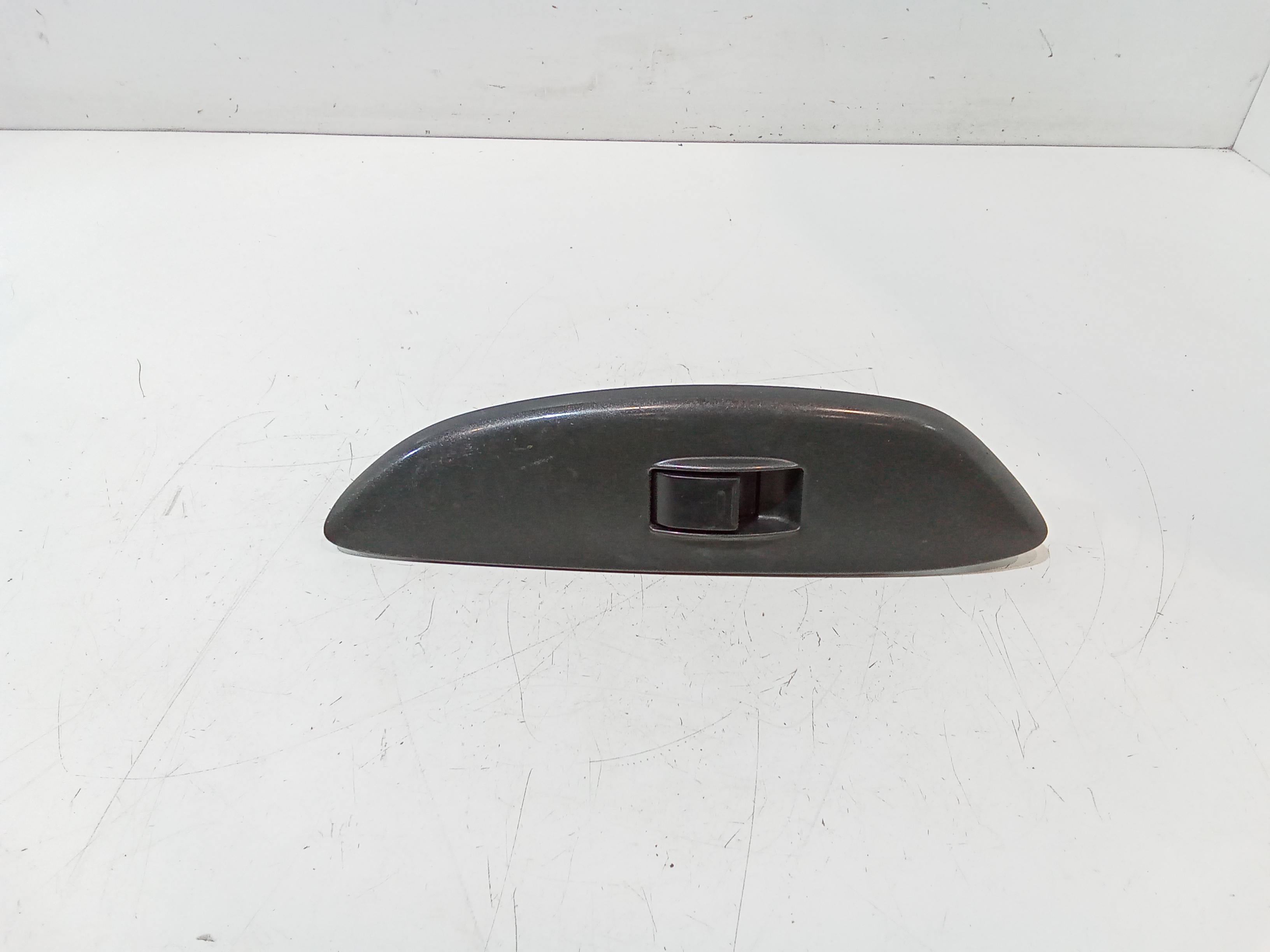 Interruttore Alzacristalli Porta Ant. Destro 848100D010 Usato