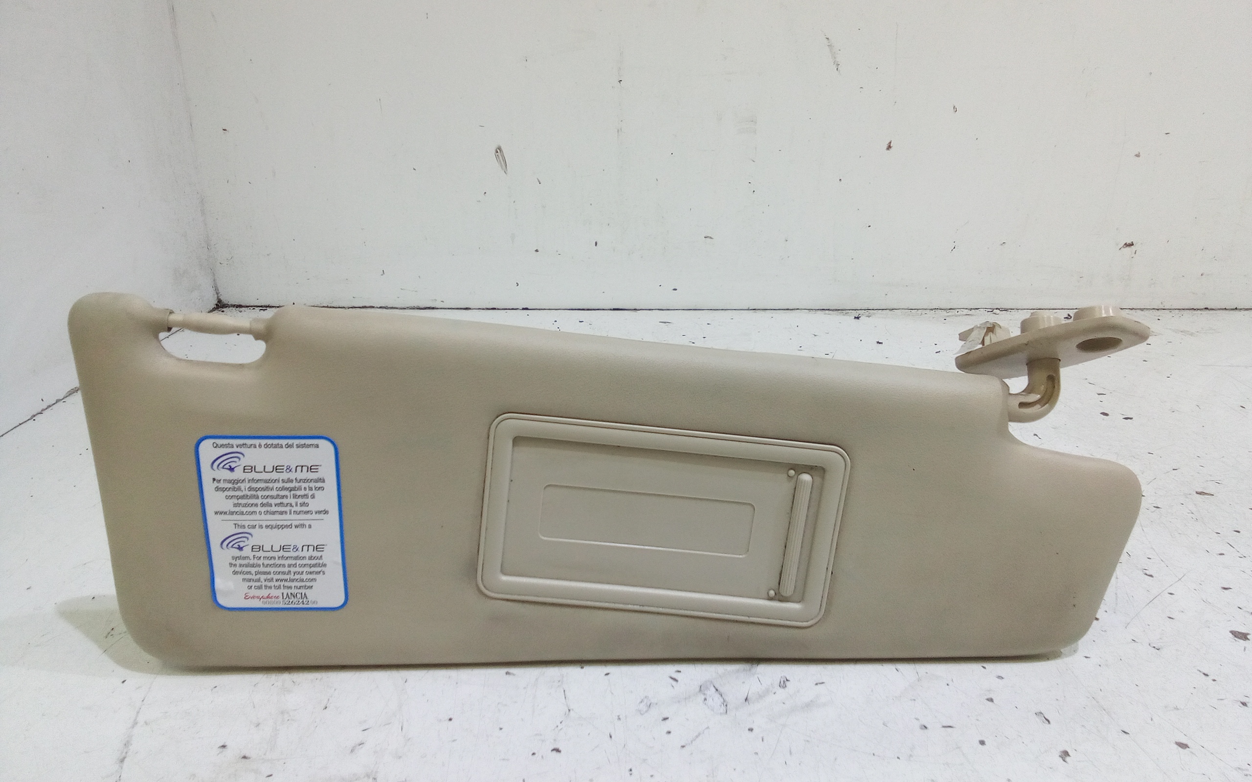 Aletta Parasole Parabrezza Destro 735383410 Usato