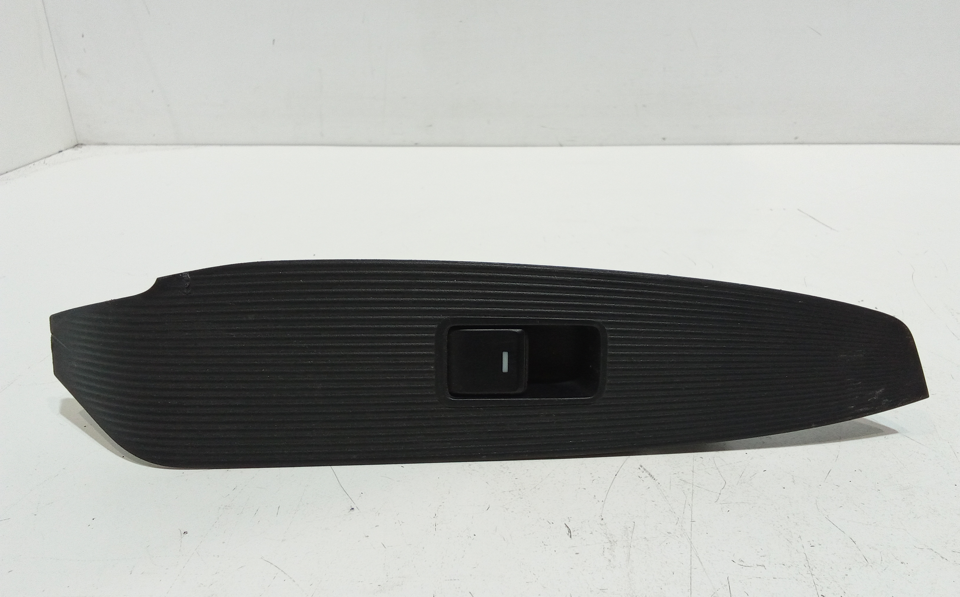 Interruttore Alzacristalli Porta Post. Destro KA1F66380 Usato