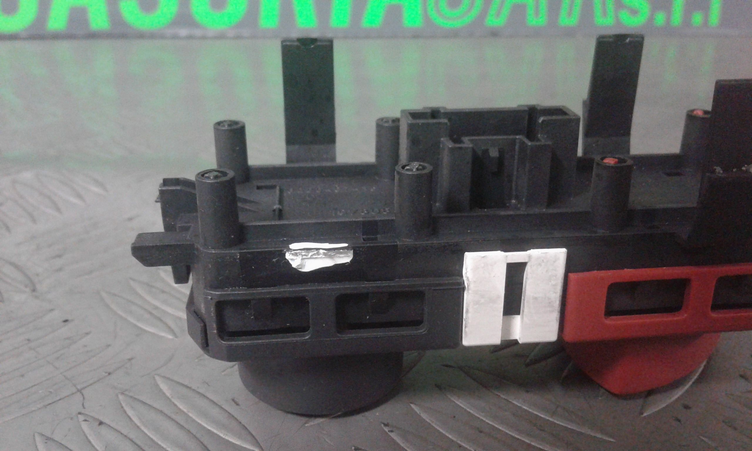 Interruttore Luci Emergenza 8200107808 Usato