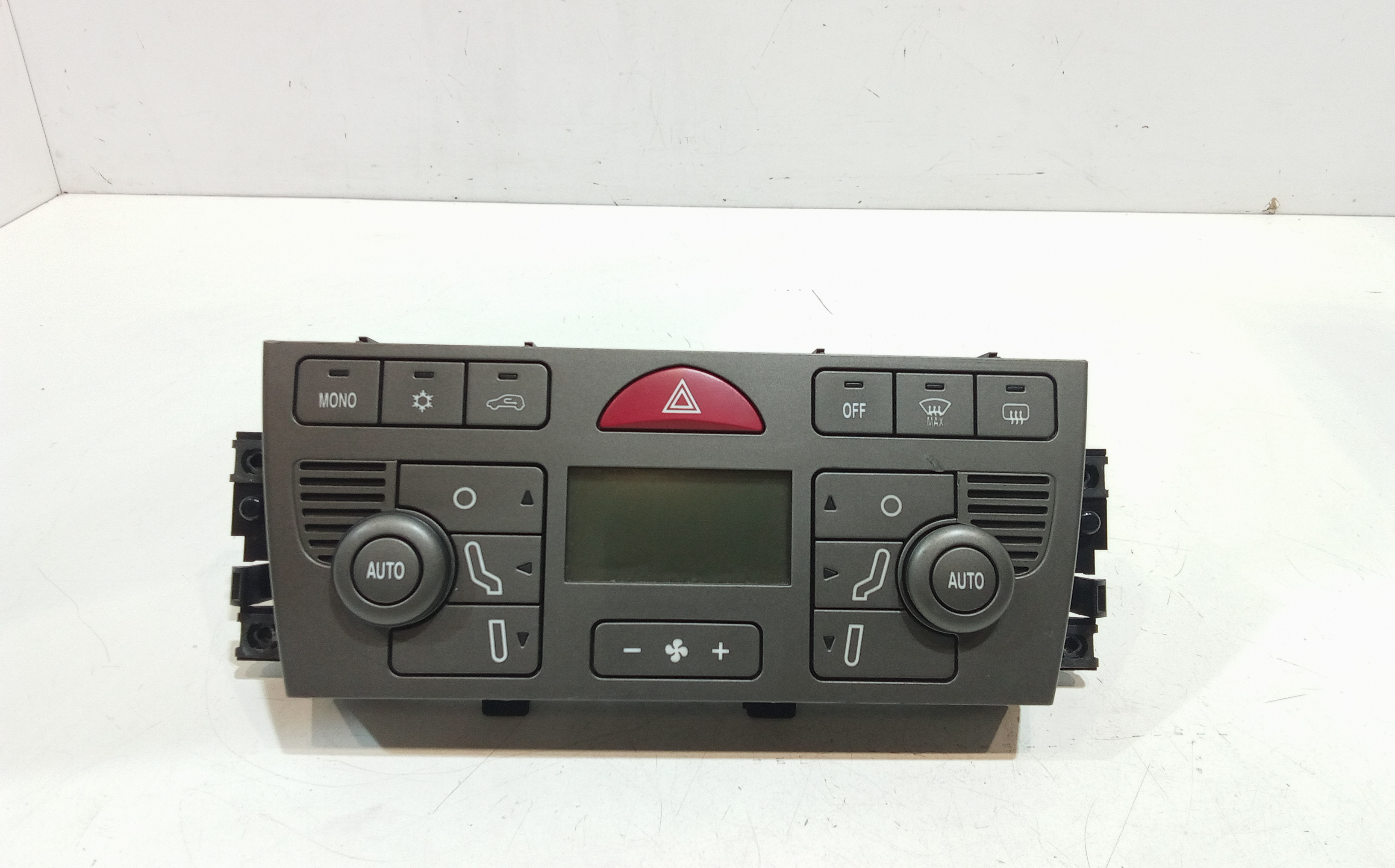 Blocco Comando Climatizzazione 77364220 Usato