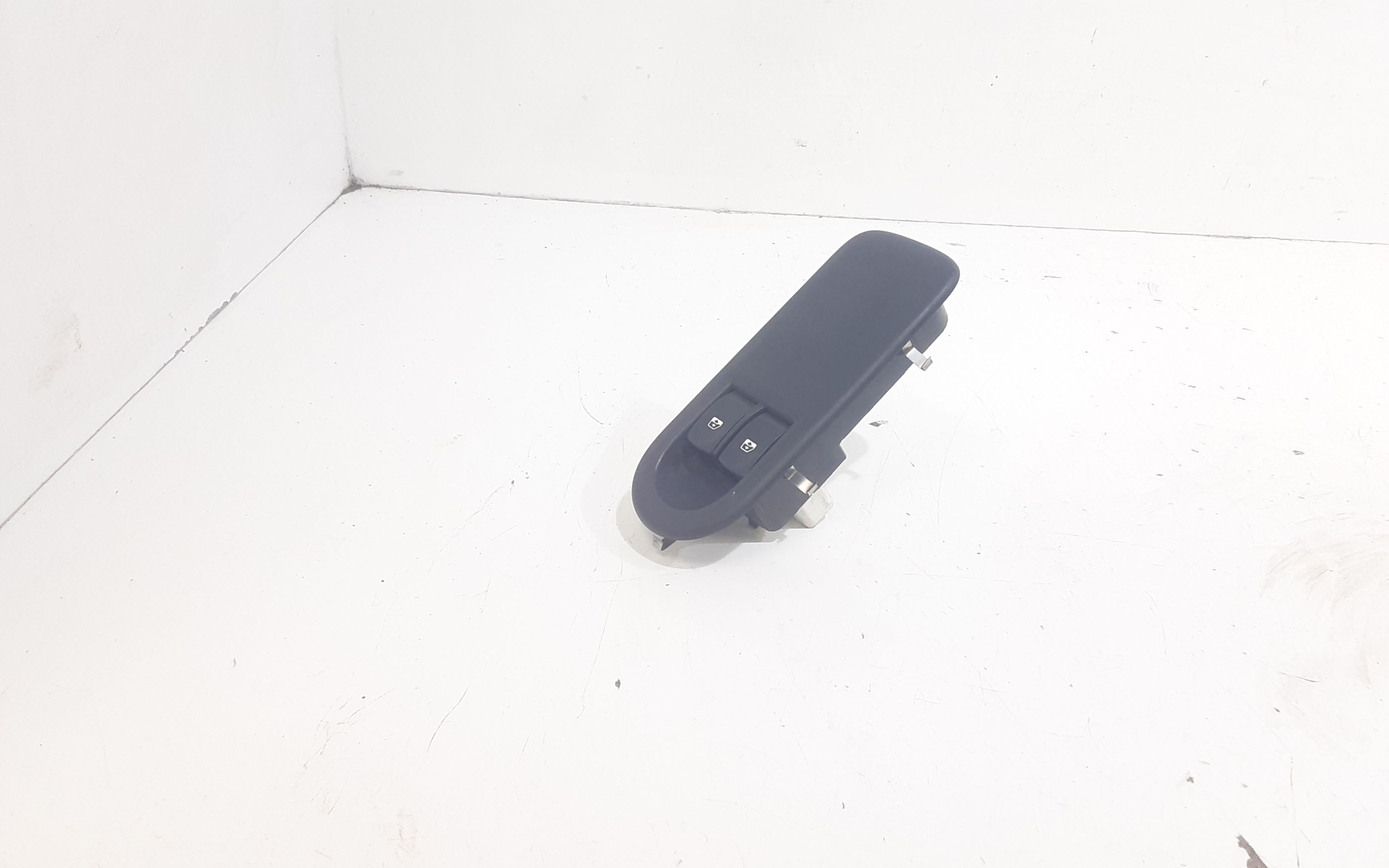 Interruttore Alzacristalli Porta Ant. Sinistro 8200214939 Usato