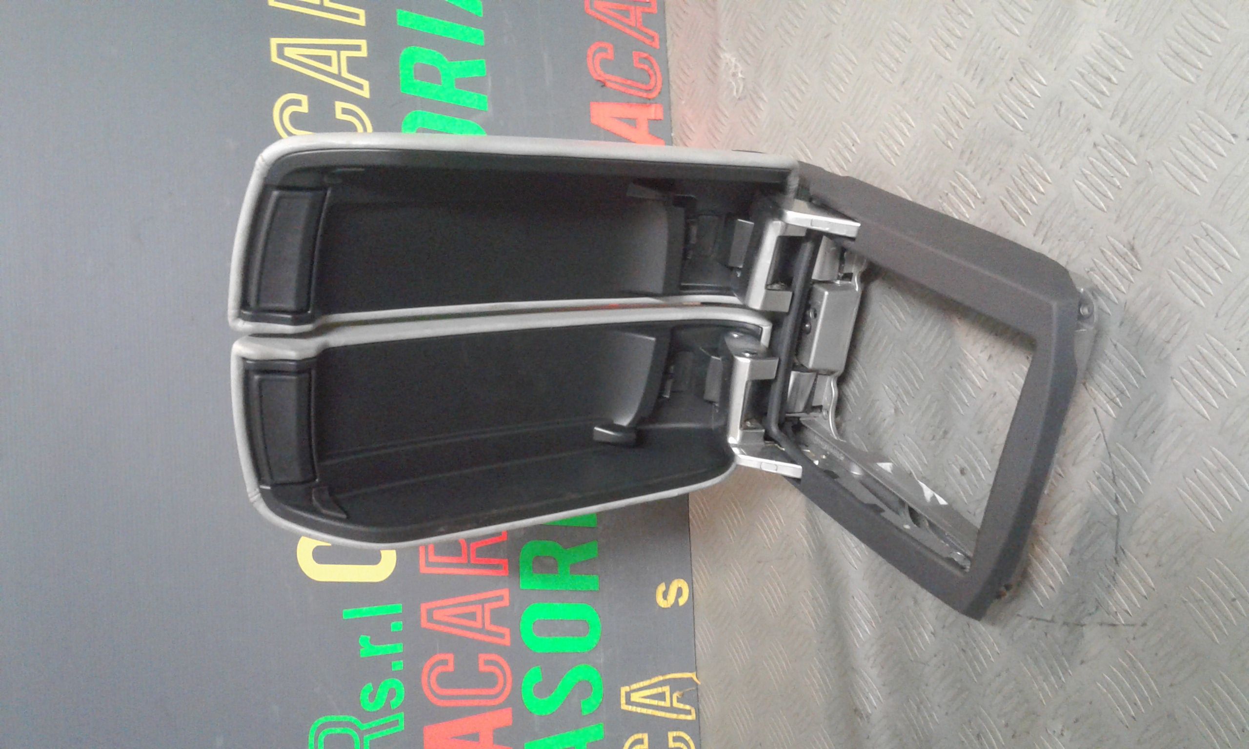 Contenitore P/appoggiabraccio Sedile Ant., Sportello Appoggiabraccio Sedile Ant., Appoggiabraccio Sedile Ant. Sinistro Usato