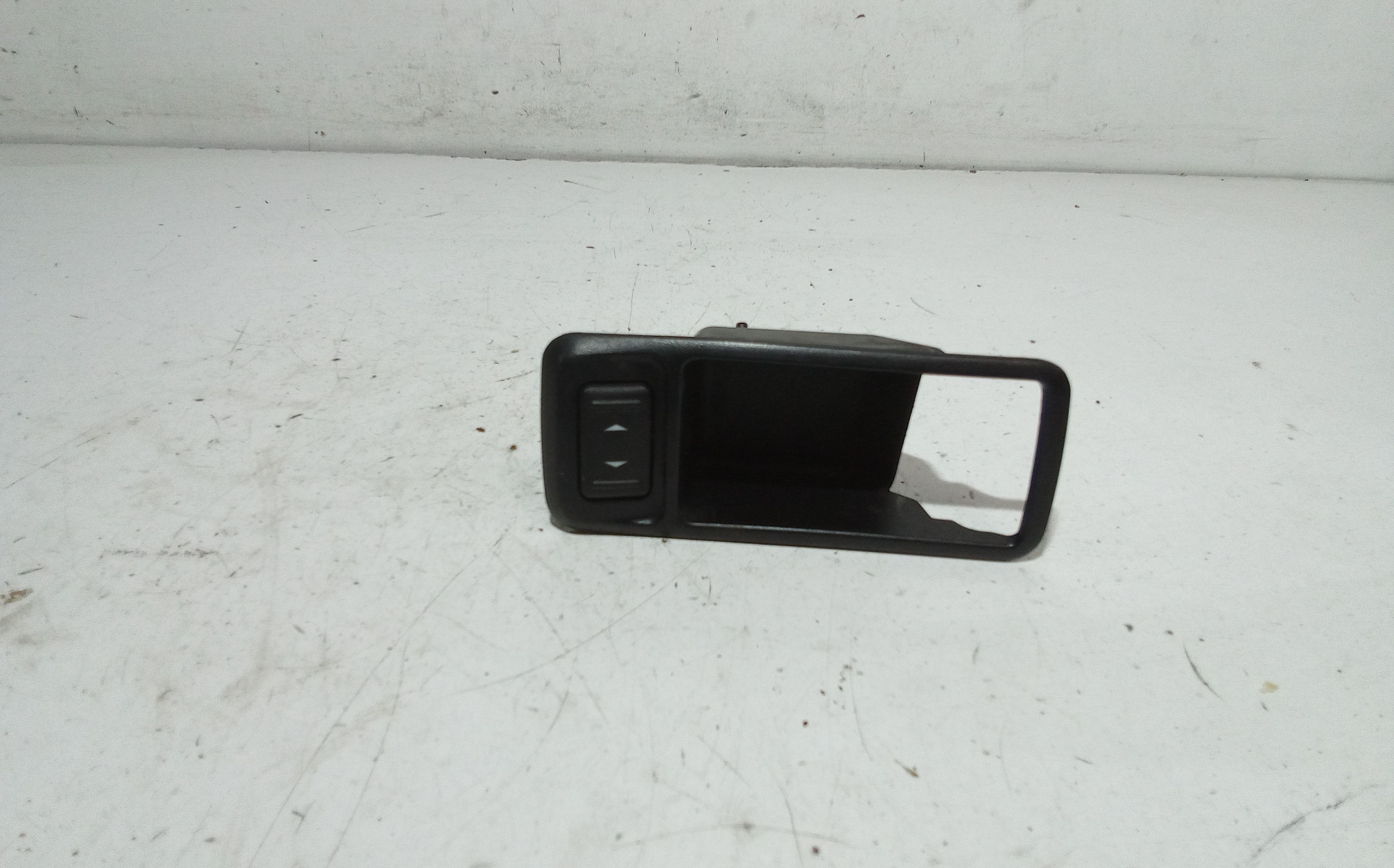 Interruttore Alzacristalli Porta Post. Destro 1471913 Usato