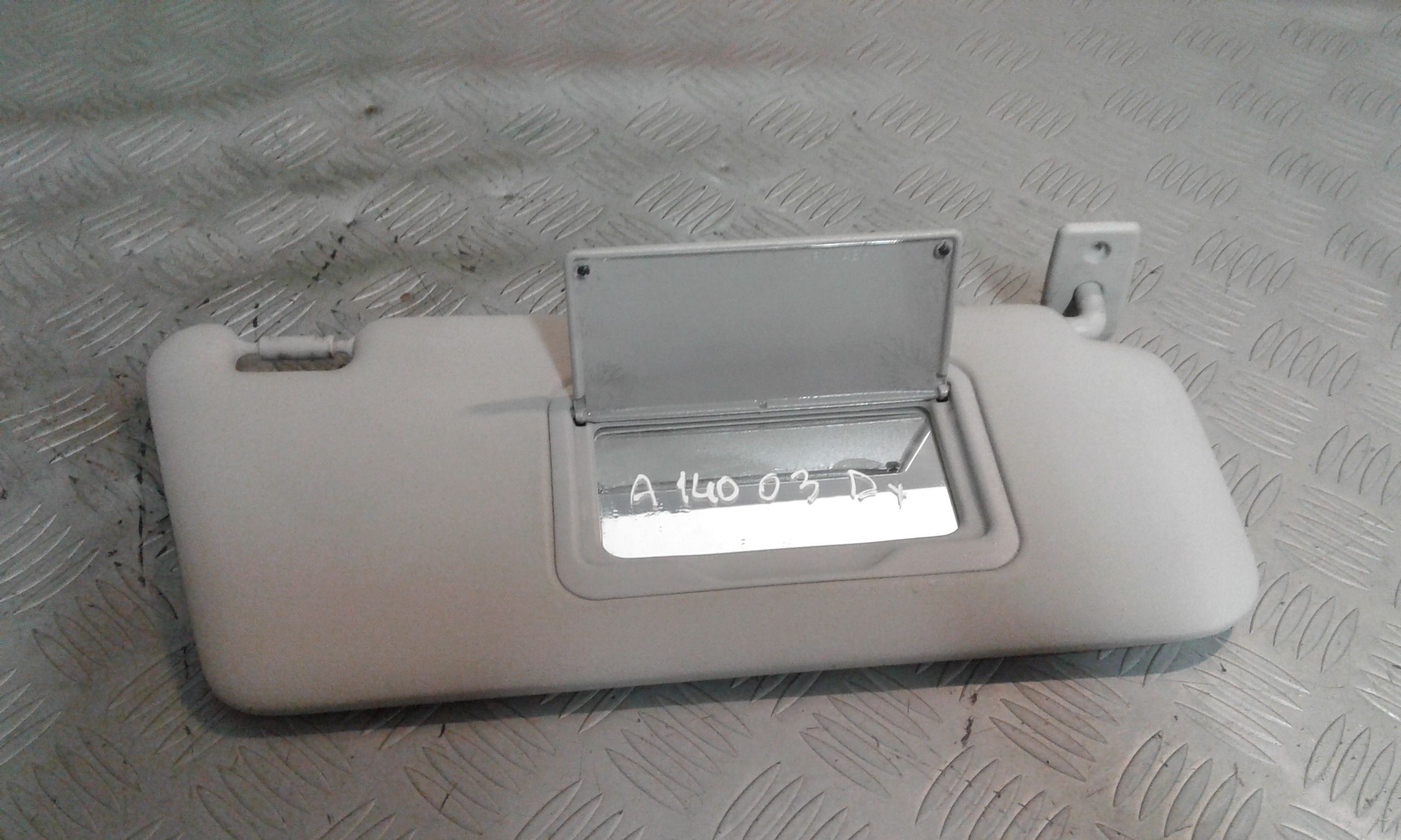 Aletta Parasole Parabrezza Destro A1688100410 Usato