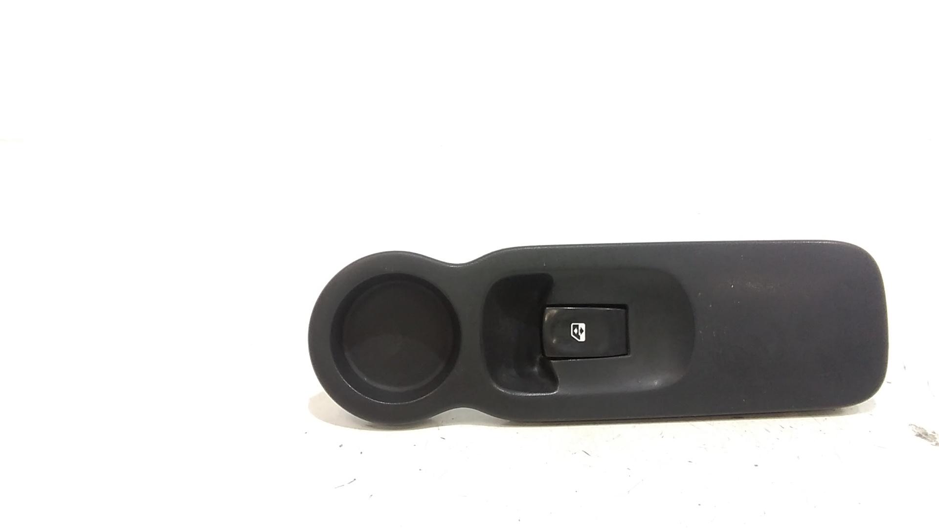 Interruttore Alzacristalli Porta Ant. Destro 8200214936 Usato