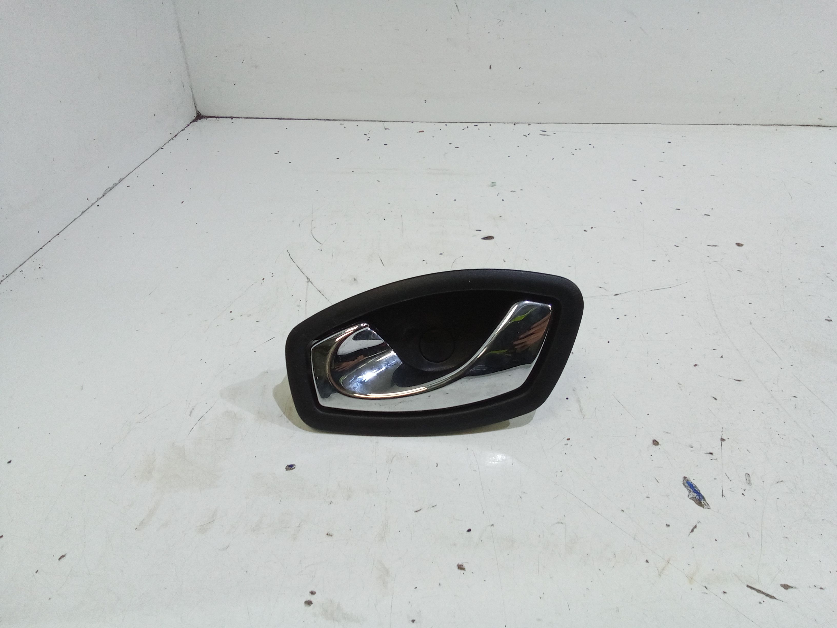 Maniglia Int. Apertura Porta Ant. Sinistro 806716611R Usato