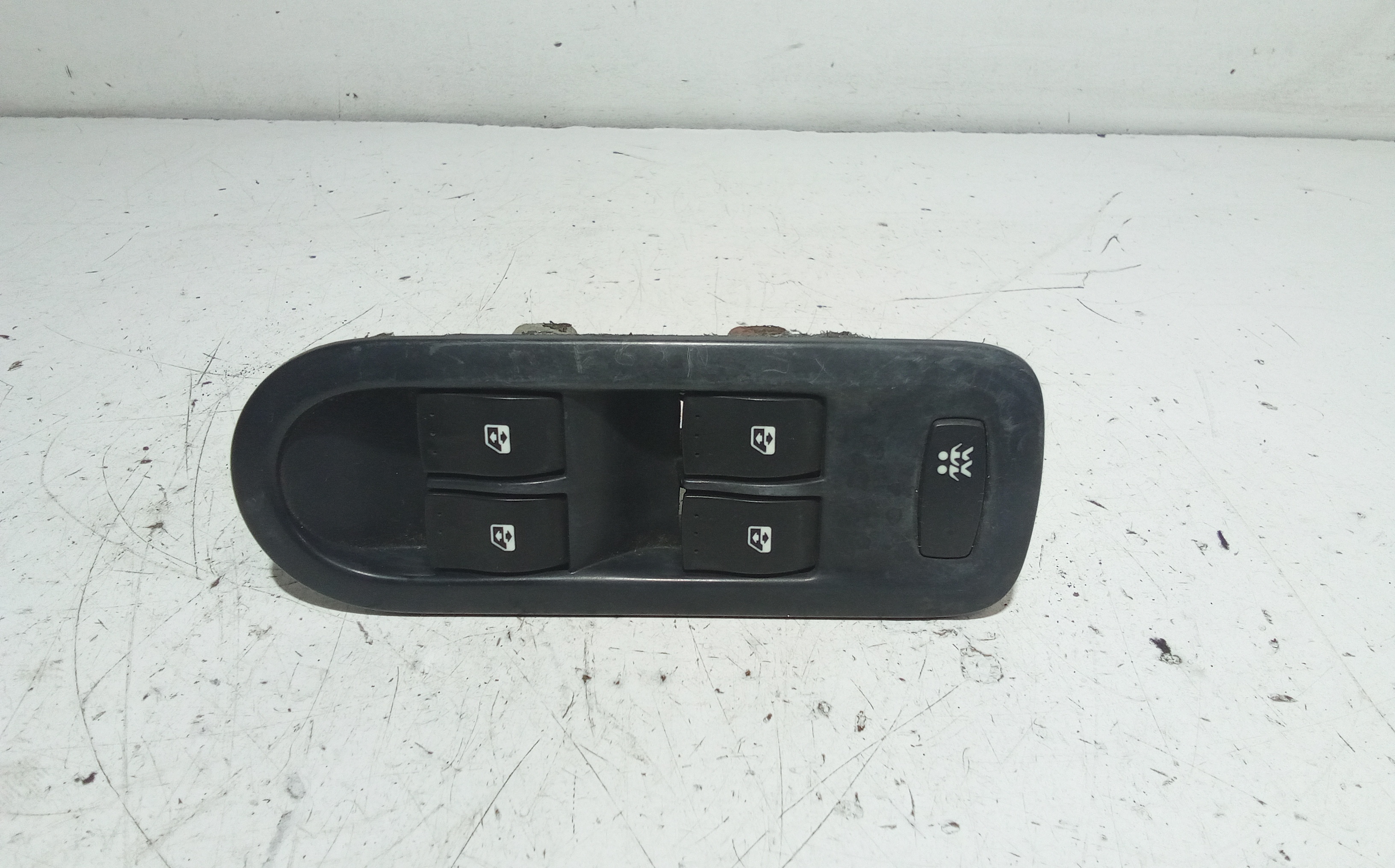 Interruttore Alzacristalli Porta Ant. Sinistro 8200108269 Usato