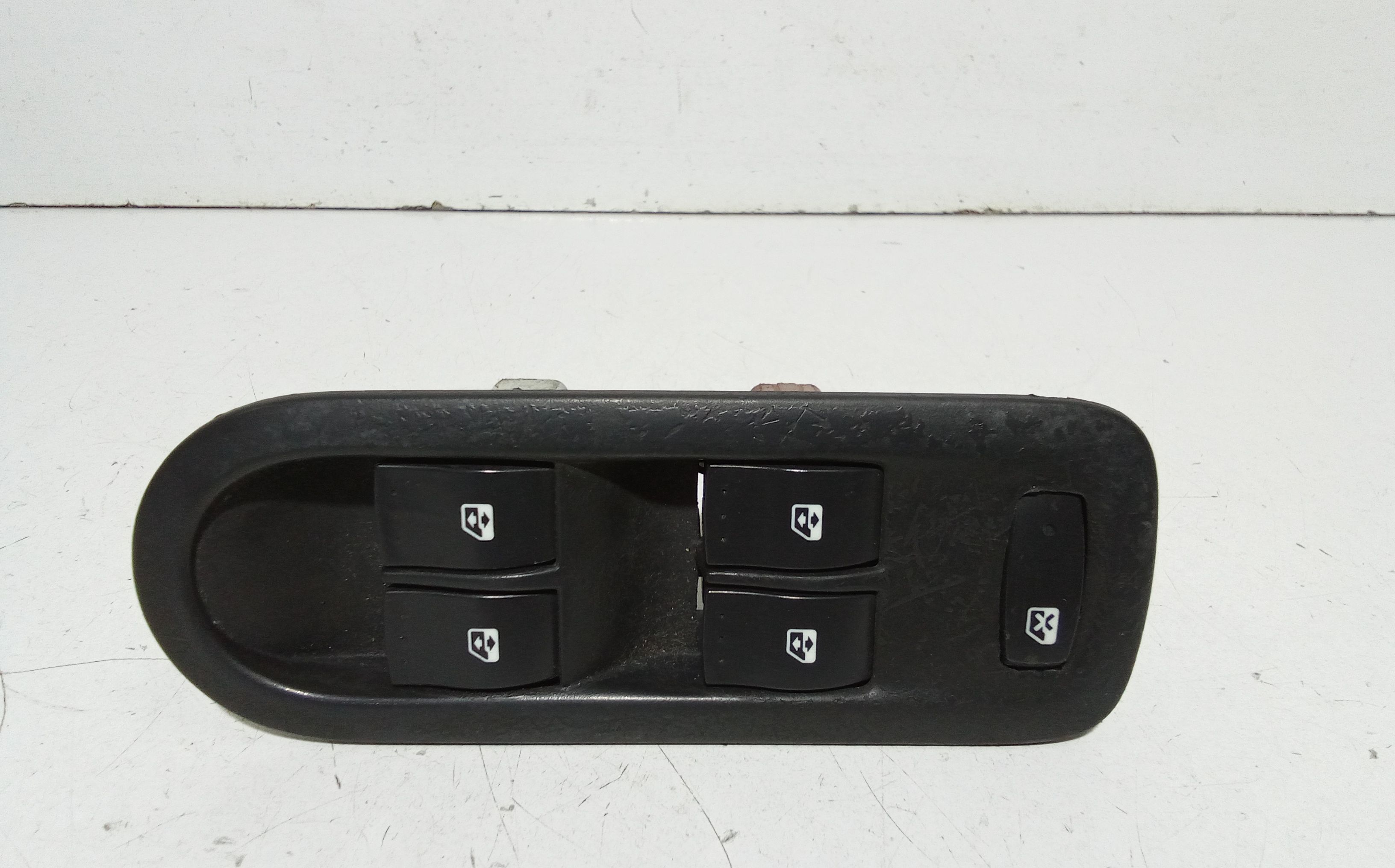 Interruttore Alzacristalli Porta Ant. Sinistro 8200107772 Usato