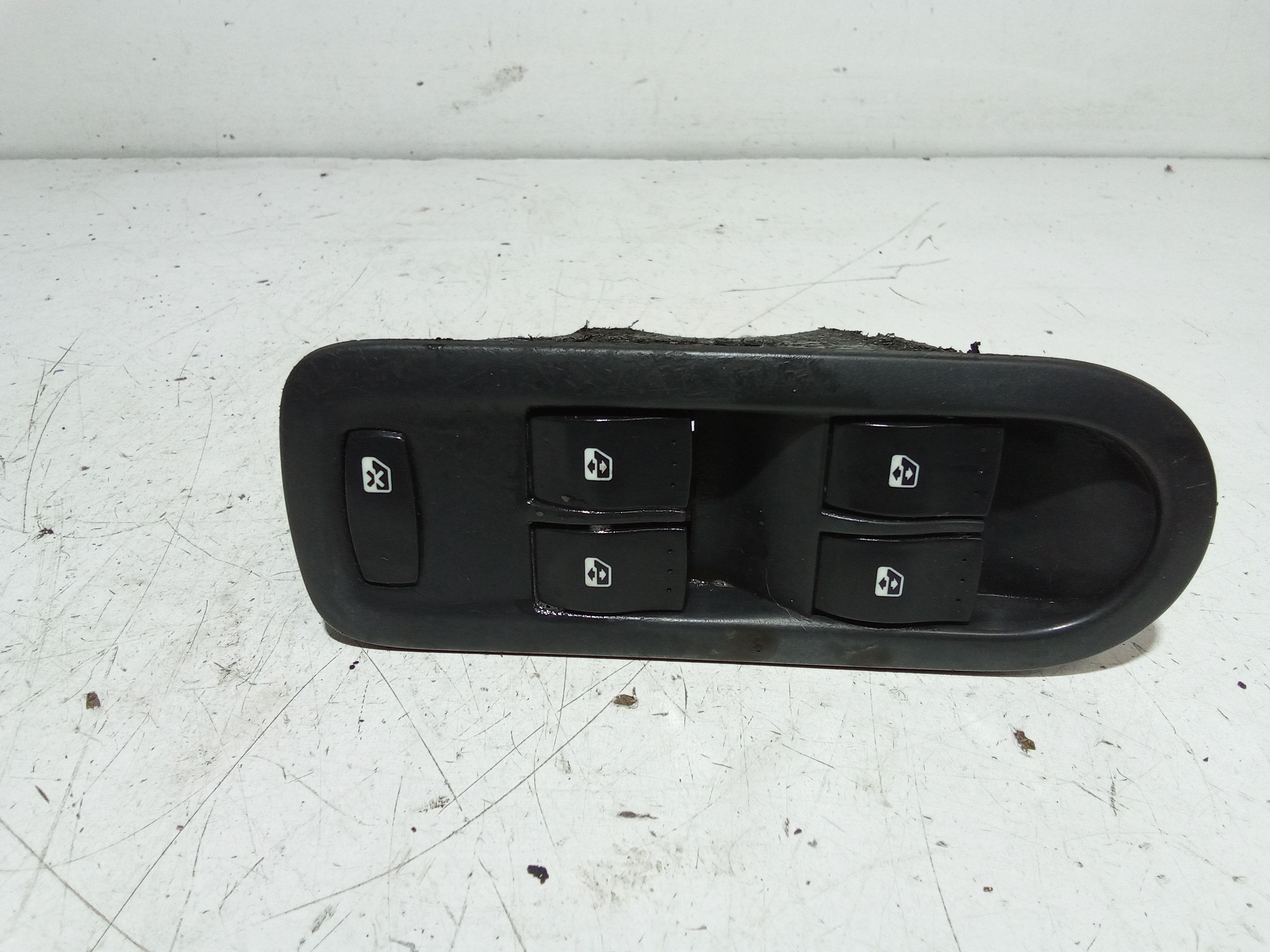 Interruttore Alzacristalli Porta Ant. Sinistro 8200214939 Usato