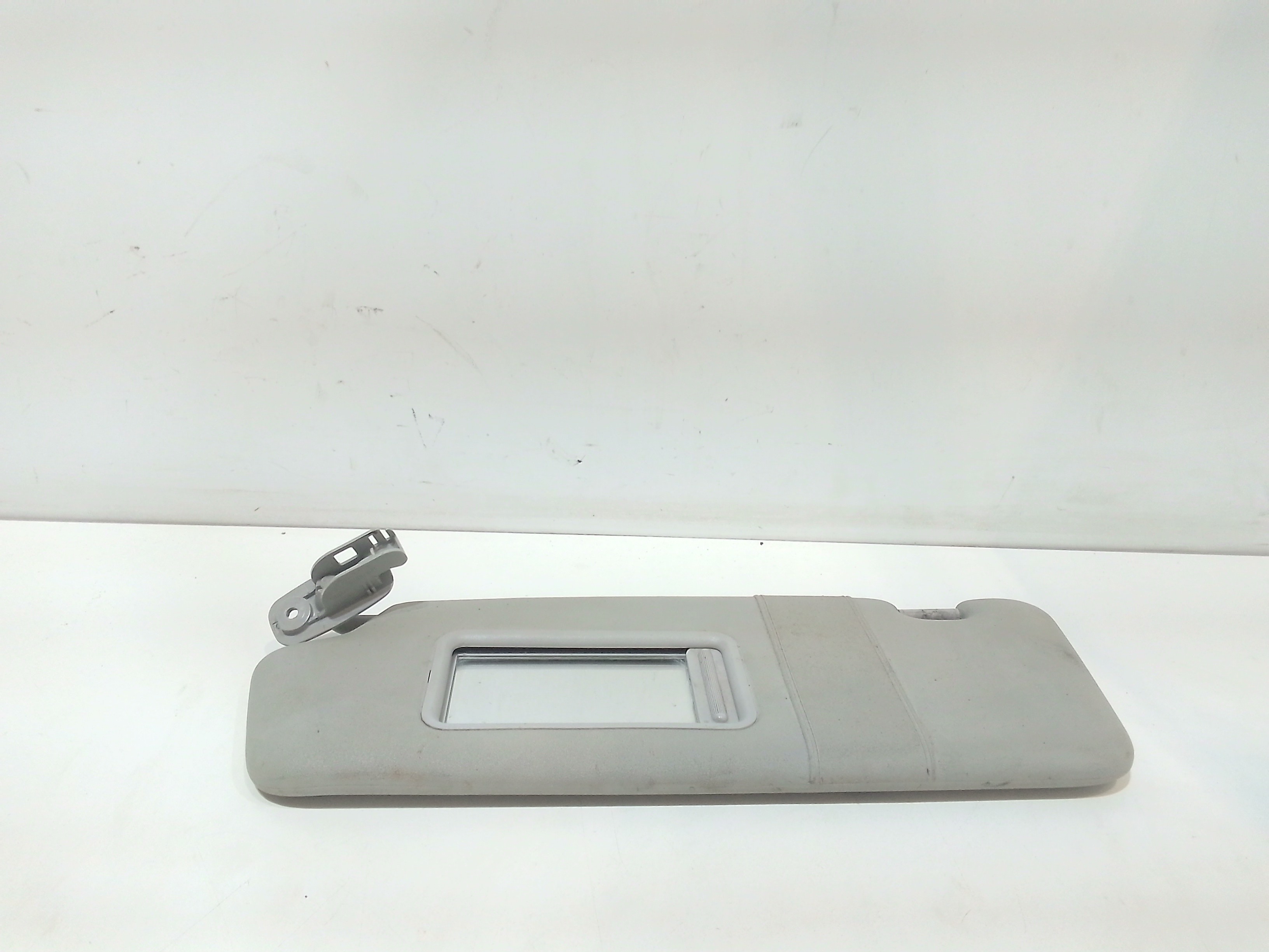 Aletta Parasole Parabrezza Sinistro 8D0857551Q46E Usato