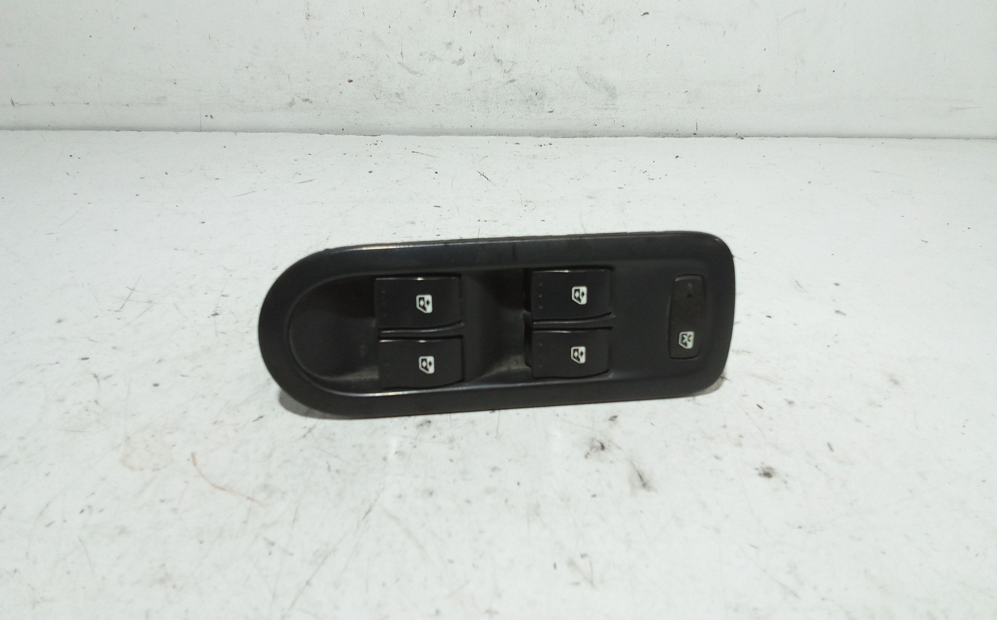 Interruttore Alzacristalli Porta Ant. Sinistro 8200107772 Usato