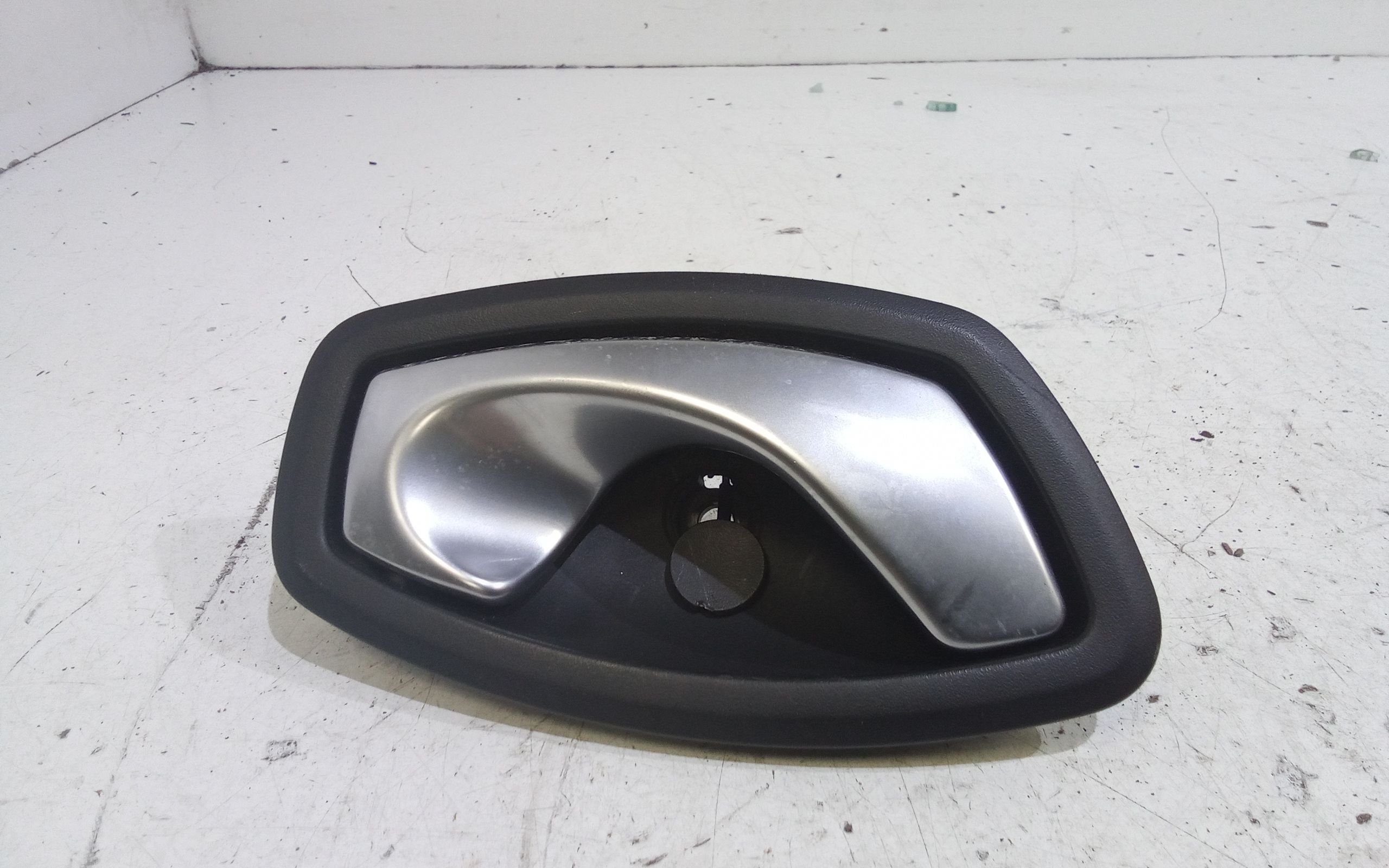 Maniglia Int. Apertura Porta Post. Destro 806700007R Usato