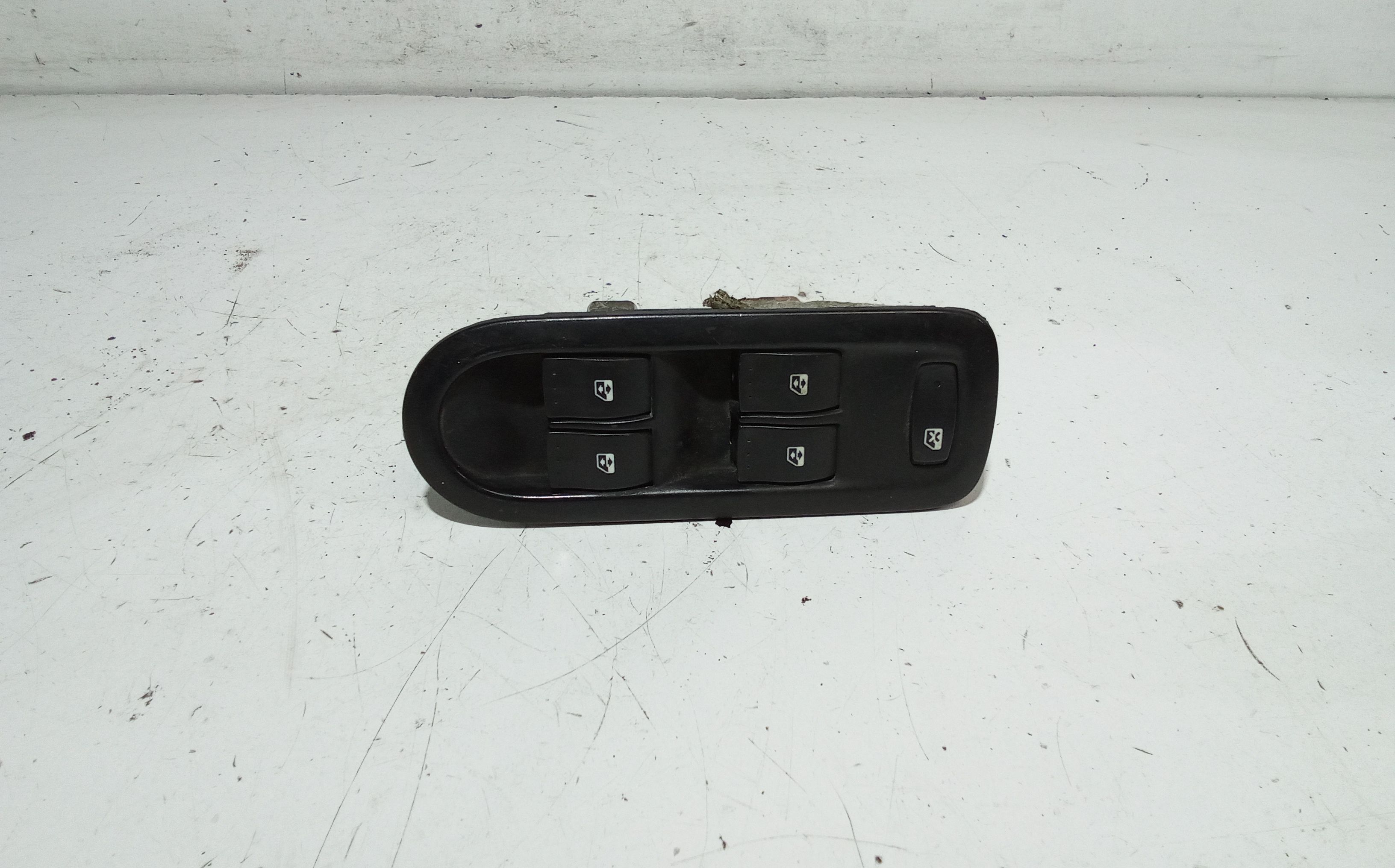 Interruttore Alzacristalli Porta Ant. Sinistro 8200107772 Usato