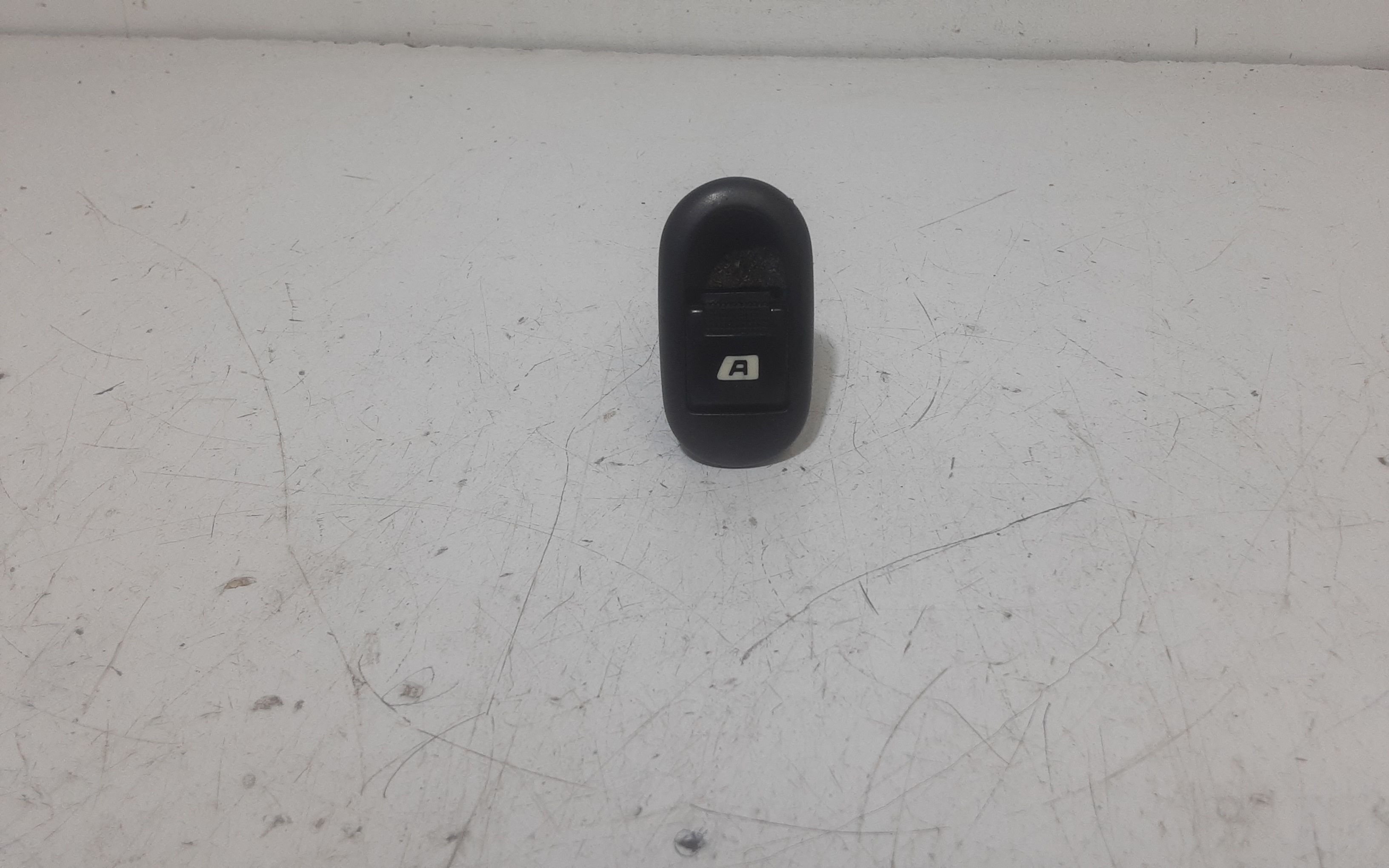 Interruttore Alzacristalli Porta Ant. Destro 6554L7 Usato