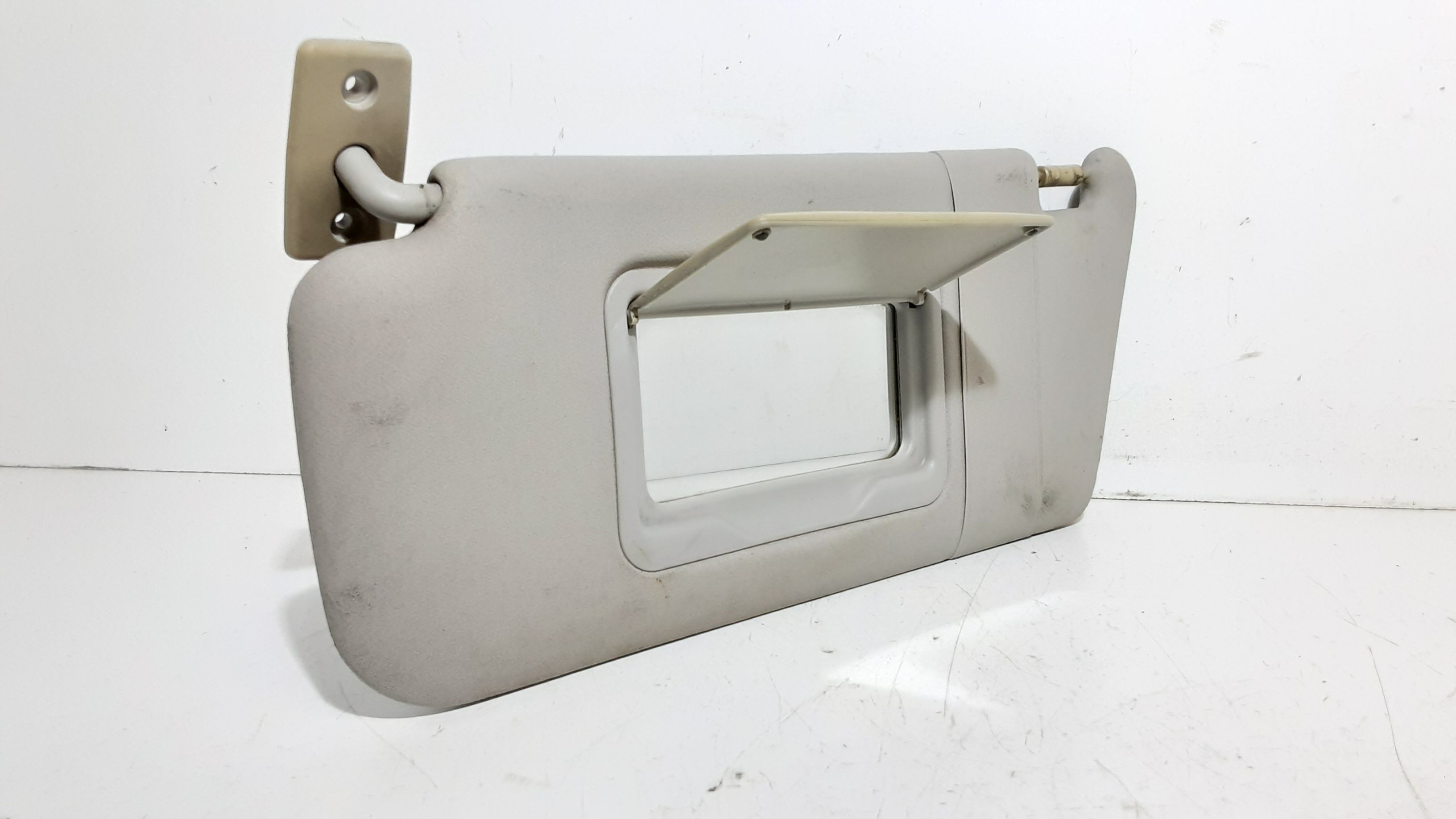 Aletta Parasole Parabrezza Sinistro A1688100110 Usato