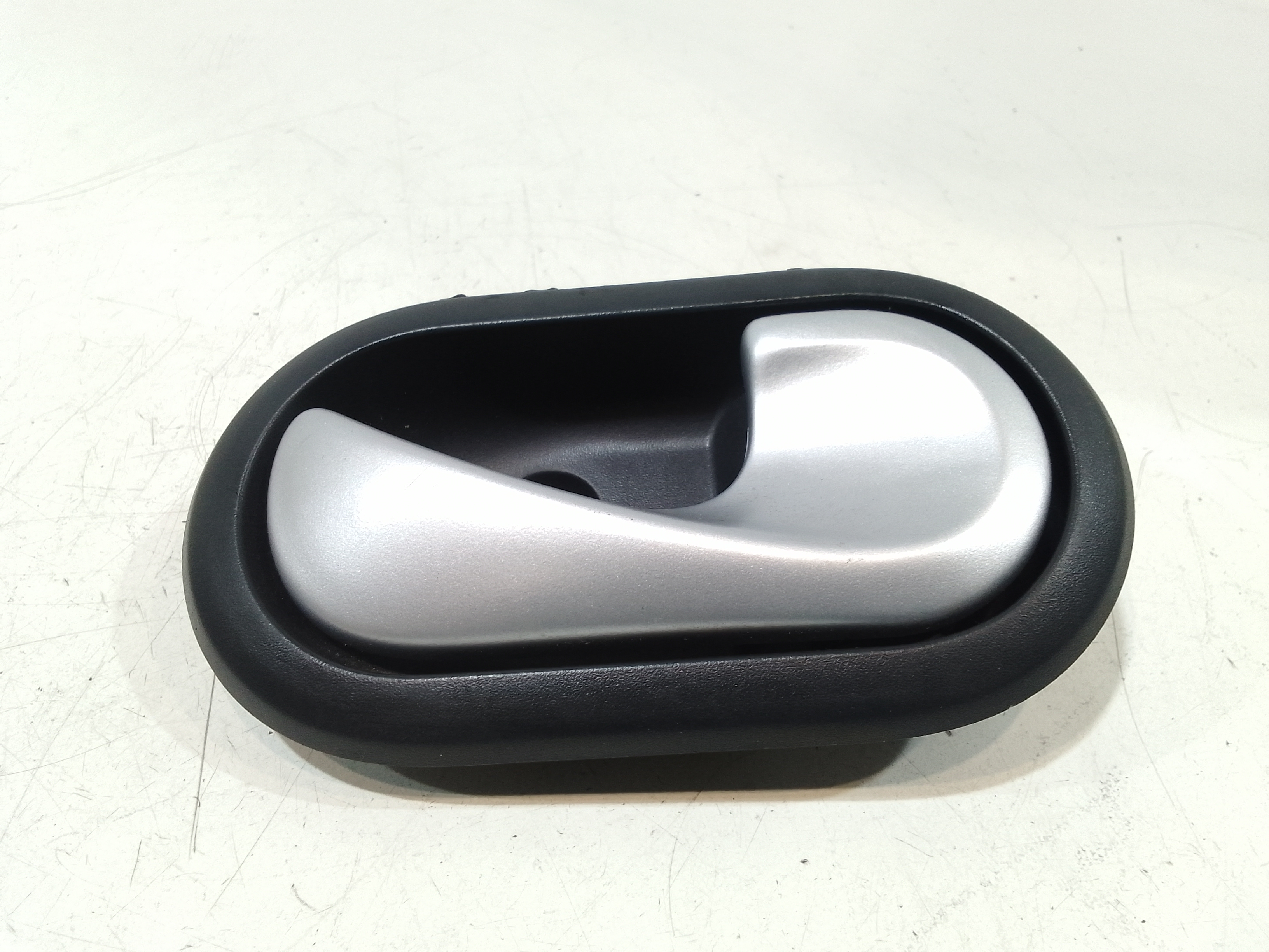 Maniglia Int. Apertura Porta Post. Destro 8200733847 Usato