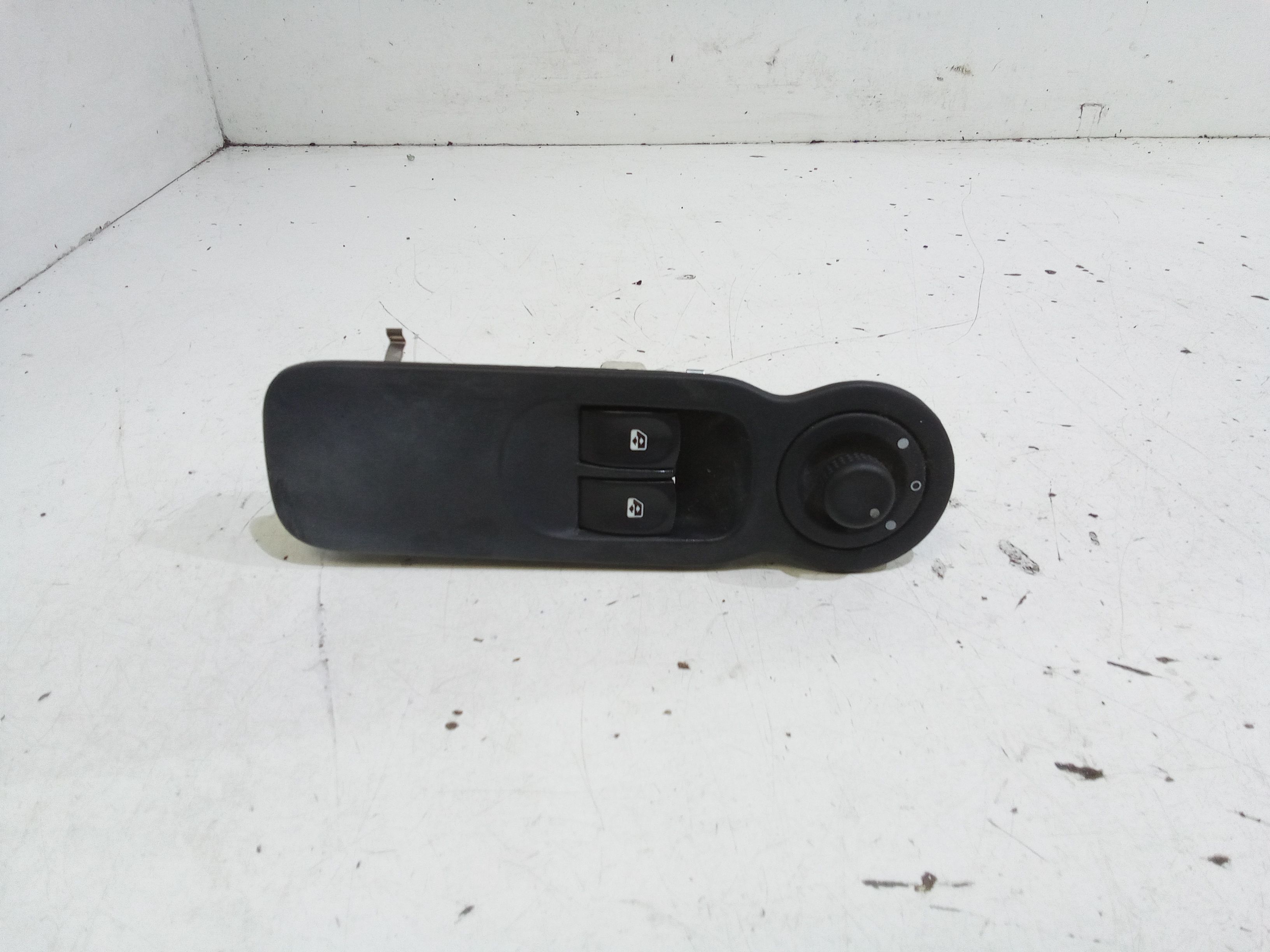 Interruttore Alzacristalli Porta Ant. Sinistro 8200214939 Usato