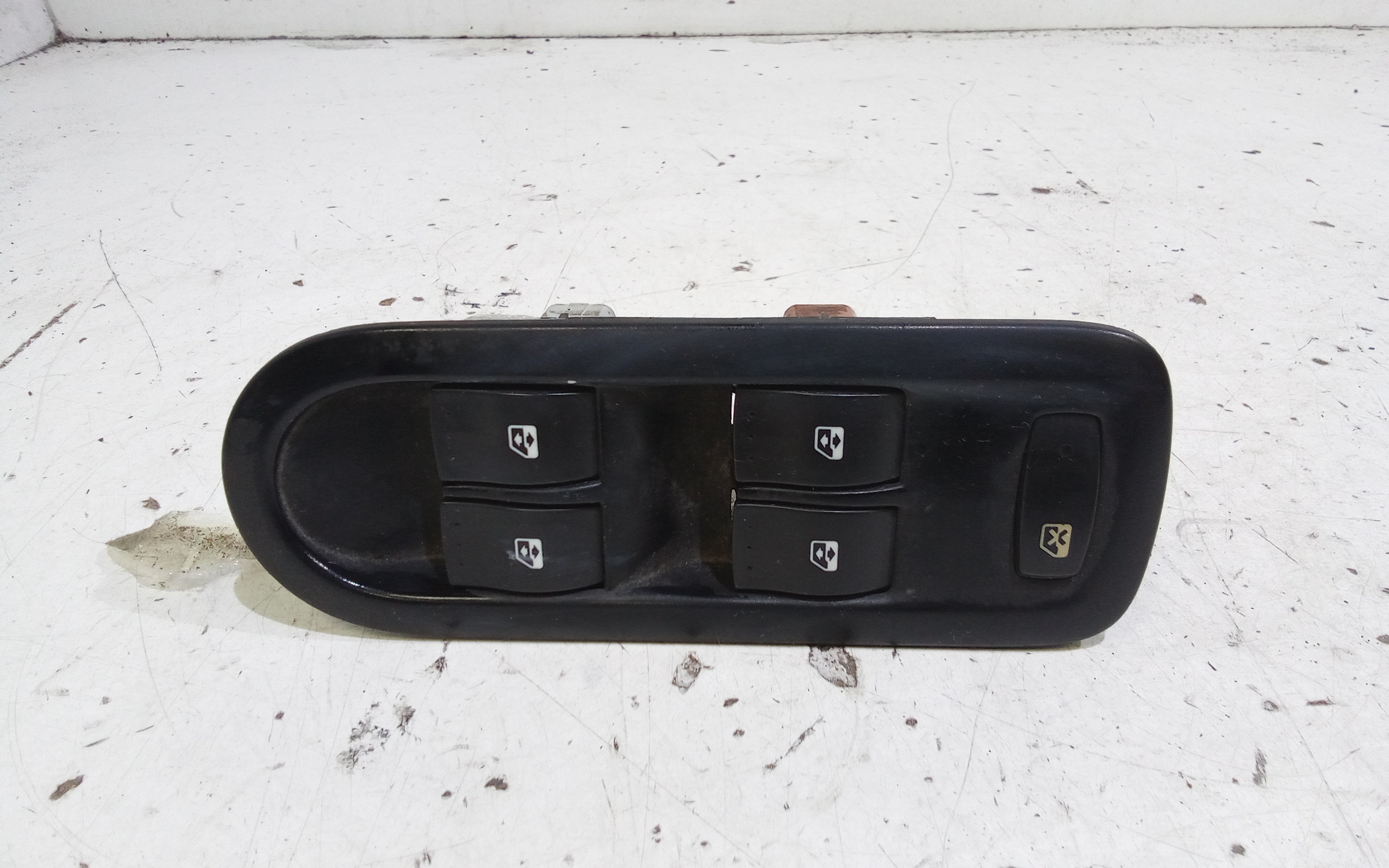 Interruttore Alzacristalli Porta Ant. Sinistro 8200107772 Usato