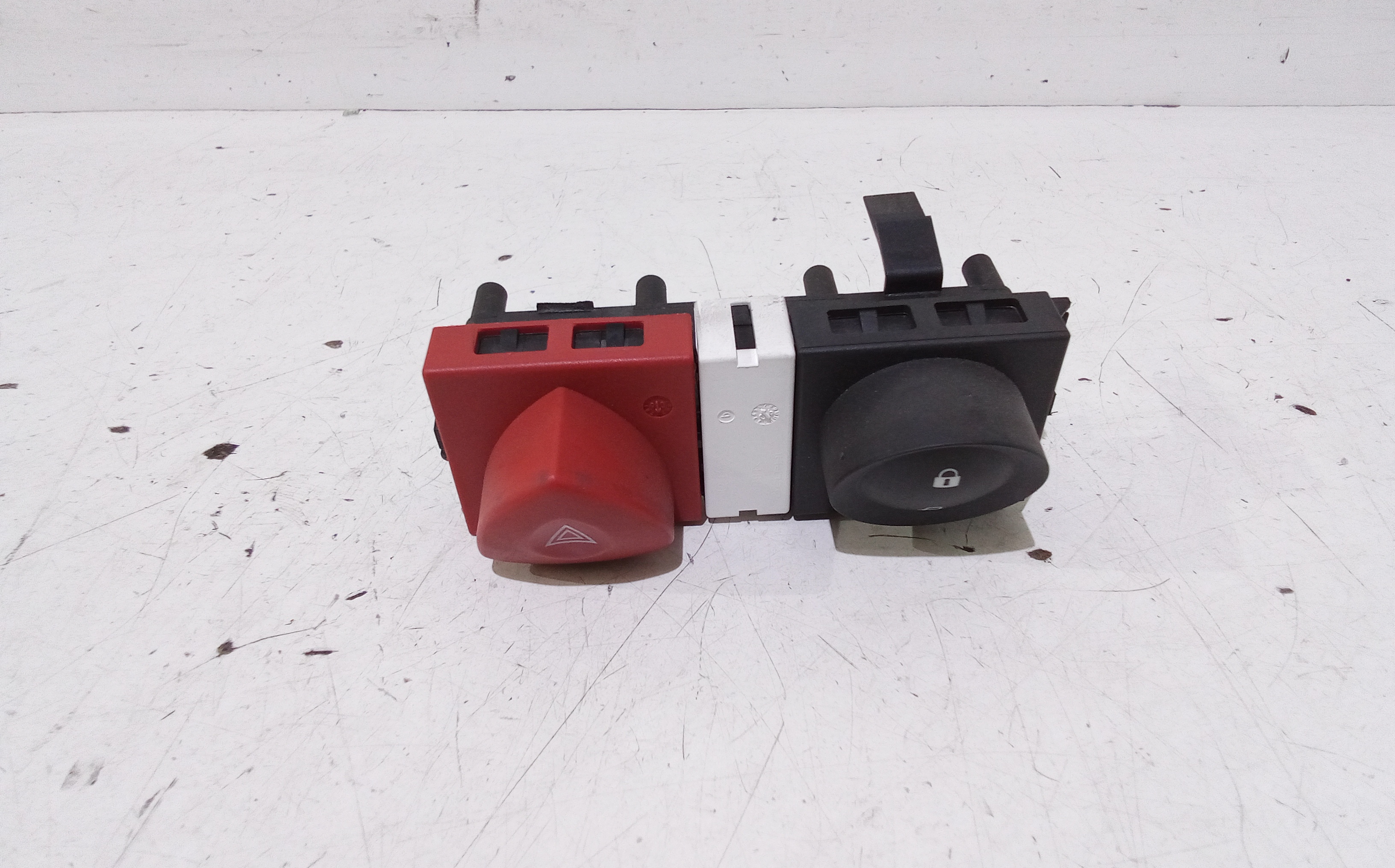 Interruttore Luci Emergenza 8200407415 Usato