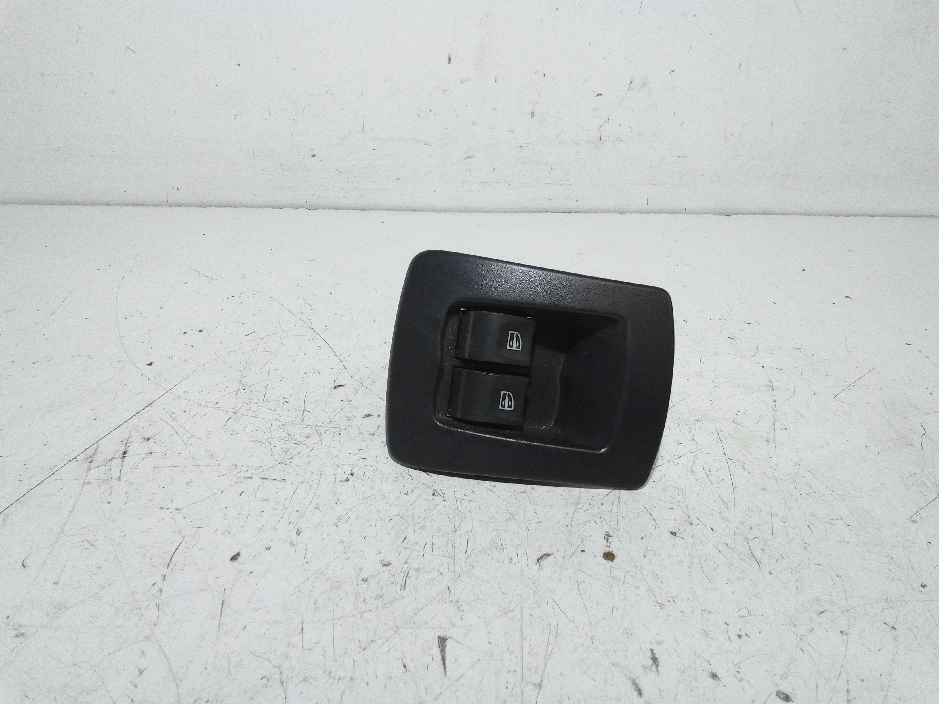 Interruttore Alzacristalli Porta Ant. Sinistro 254110431R Usato