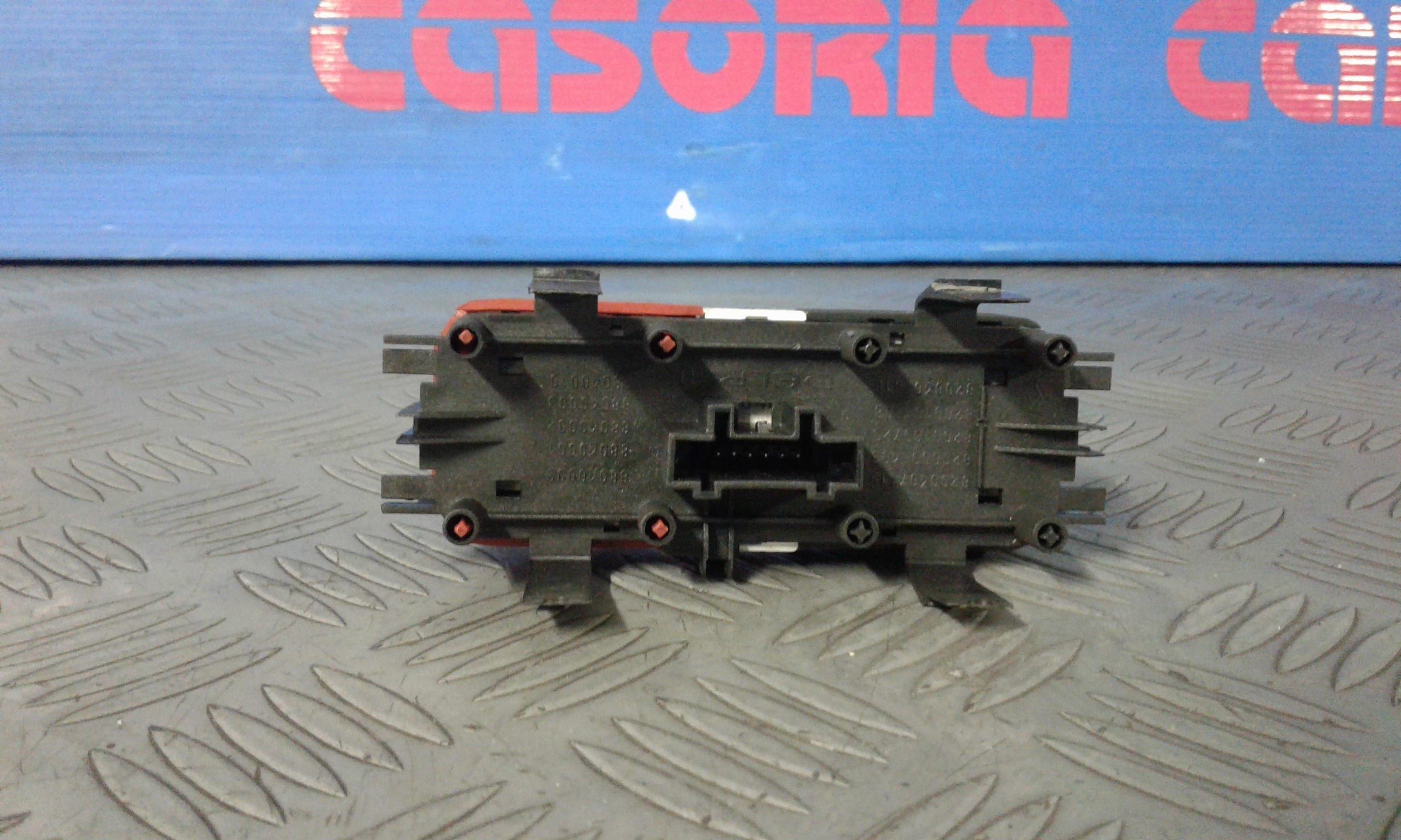 Interruttore Luci Emergenza 8200107808 Usato