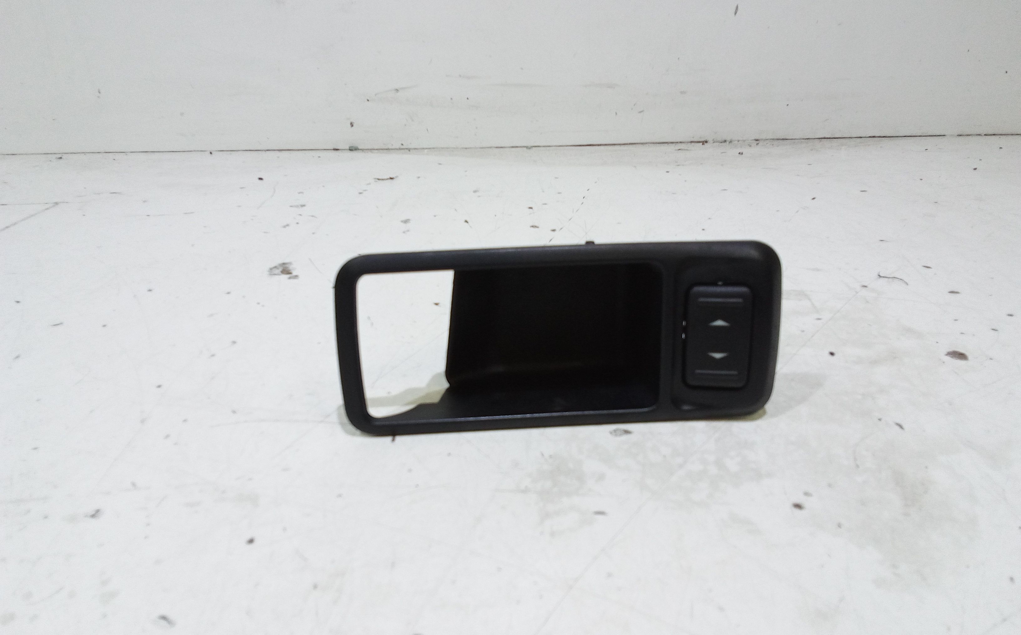 Interruttore Alzacristalli Porta Post. Destro 1223143 Usato