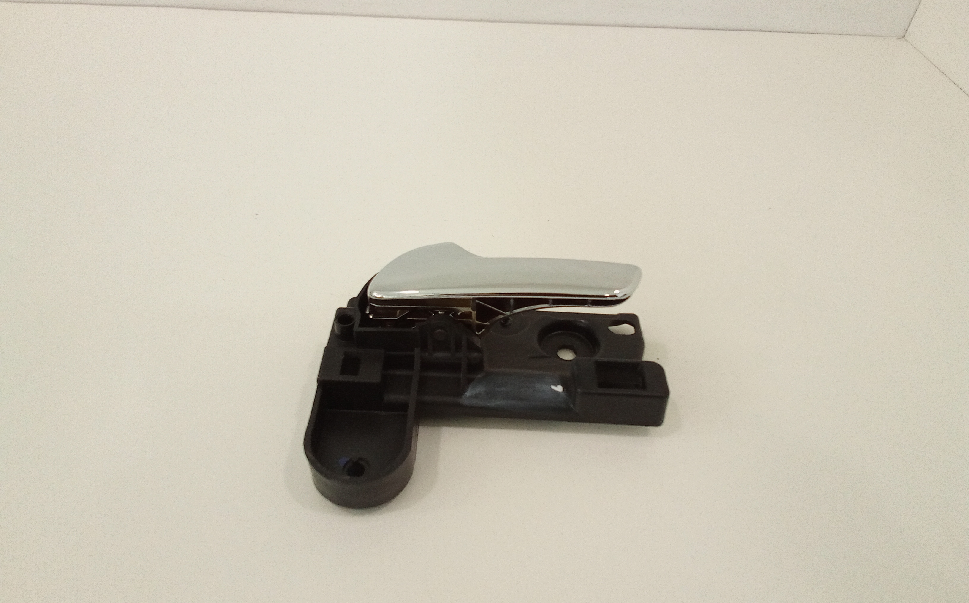 Maniglia Int. Apertura Porta Ant. Sinistro K68103387AA Usato