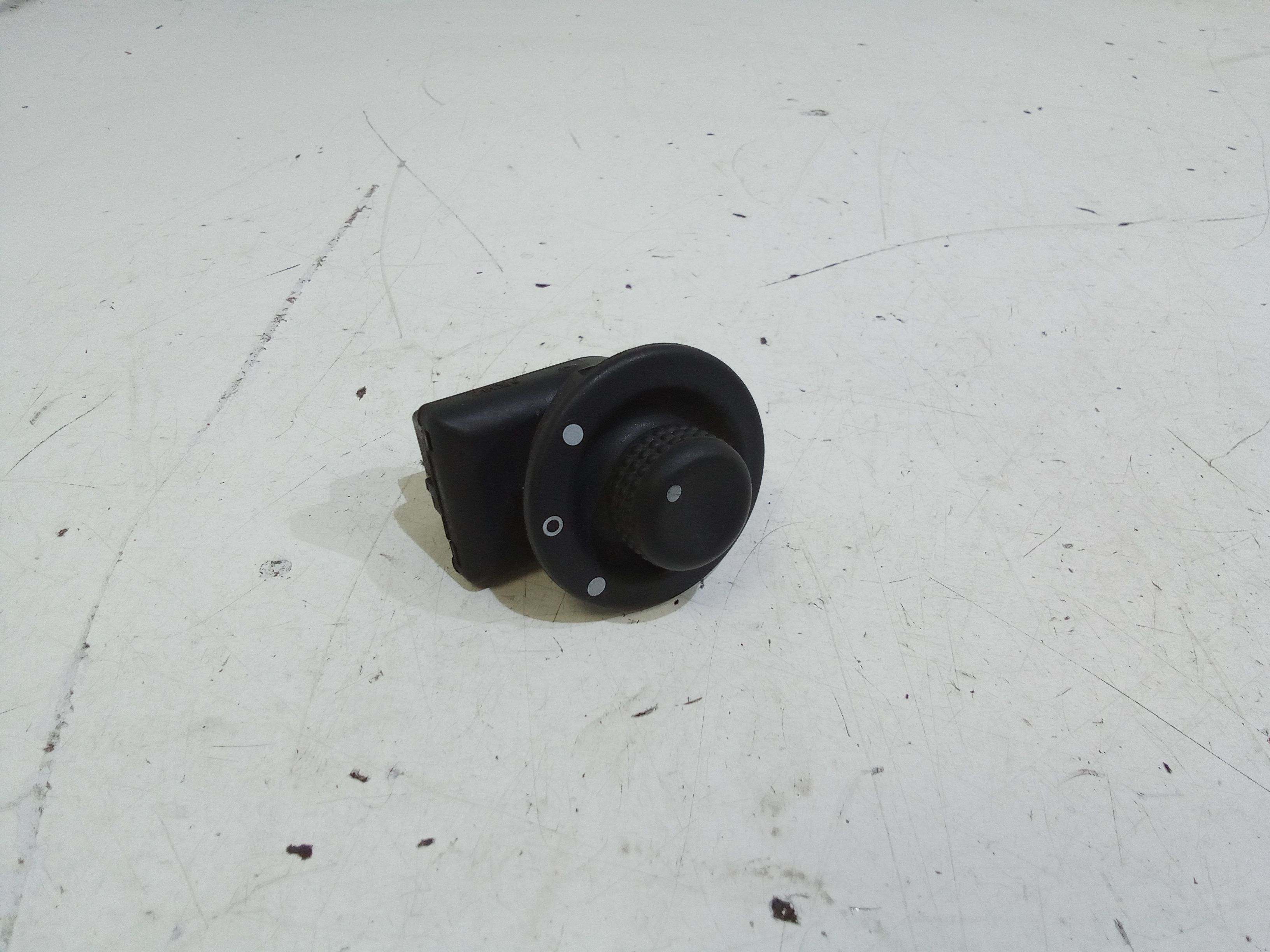 Interruttore Regolazione Retrovisore Est. 255704649R Usato