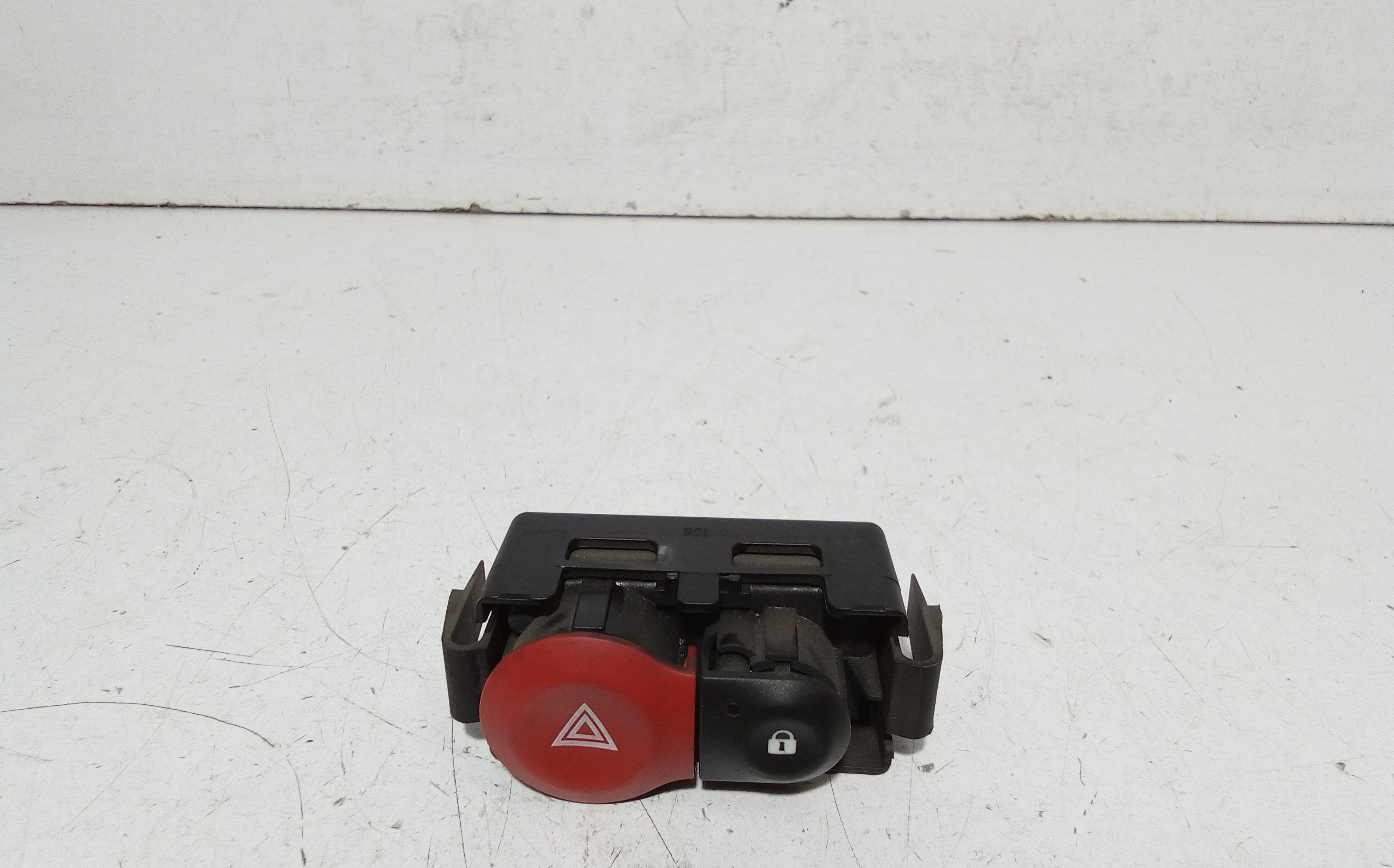 Interruttore Luci Emergenza 252103766R Usato