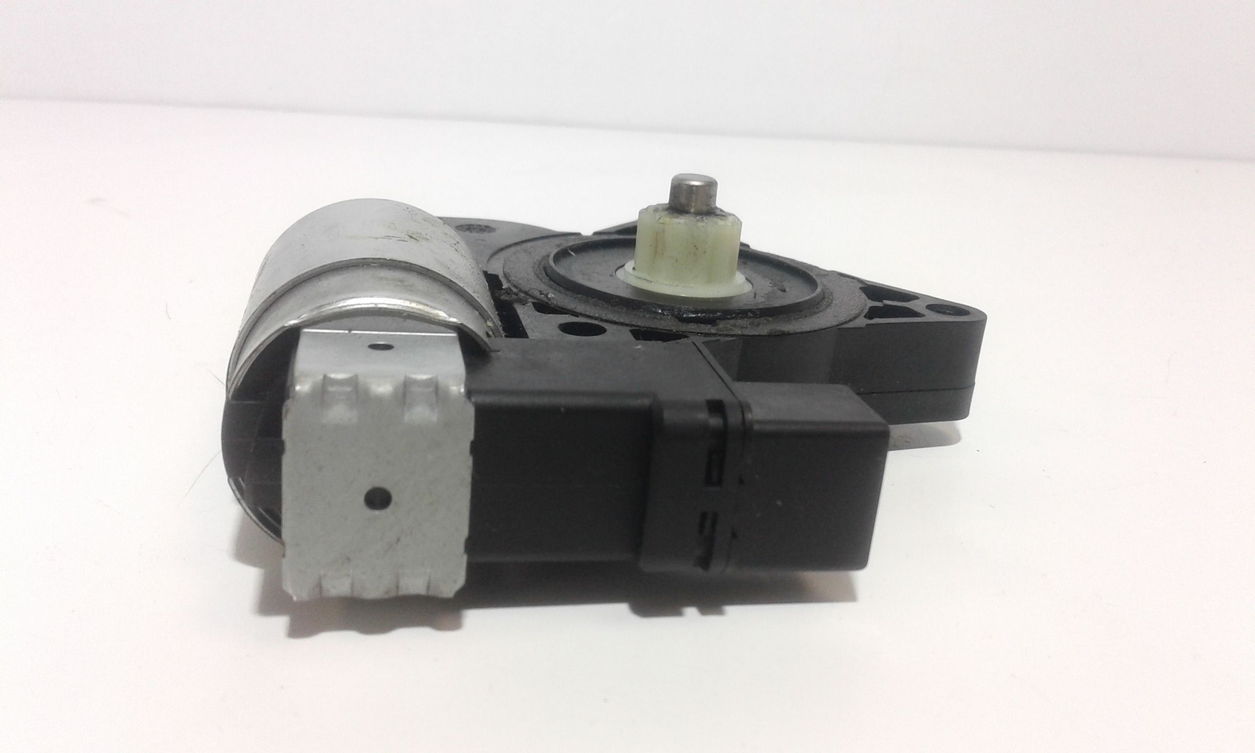 Motorino Alzacristallo Porta Ant. Destro GJ6A5858XC Usato