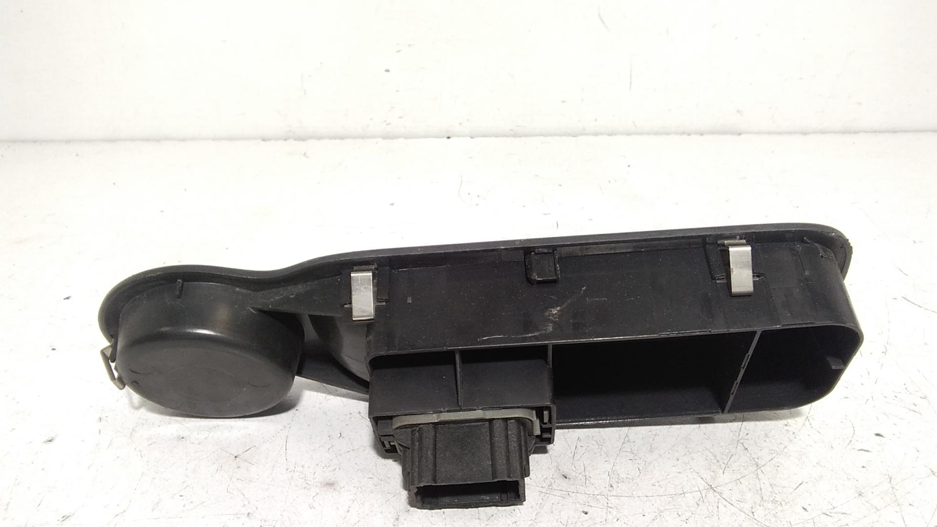Interruttore Alzacristalli Porta Ant. Destro 8200214936 Usato
