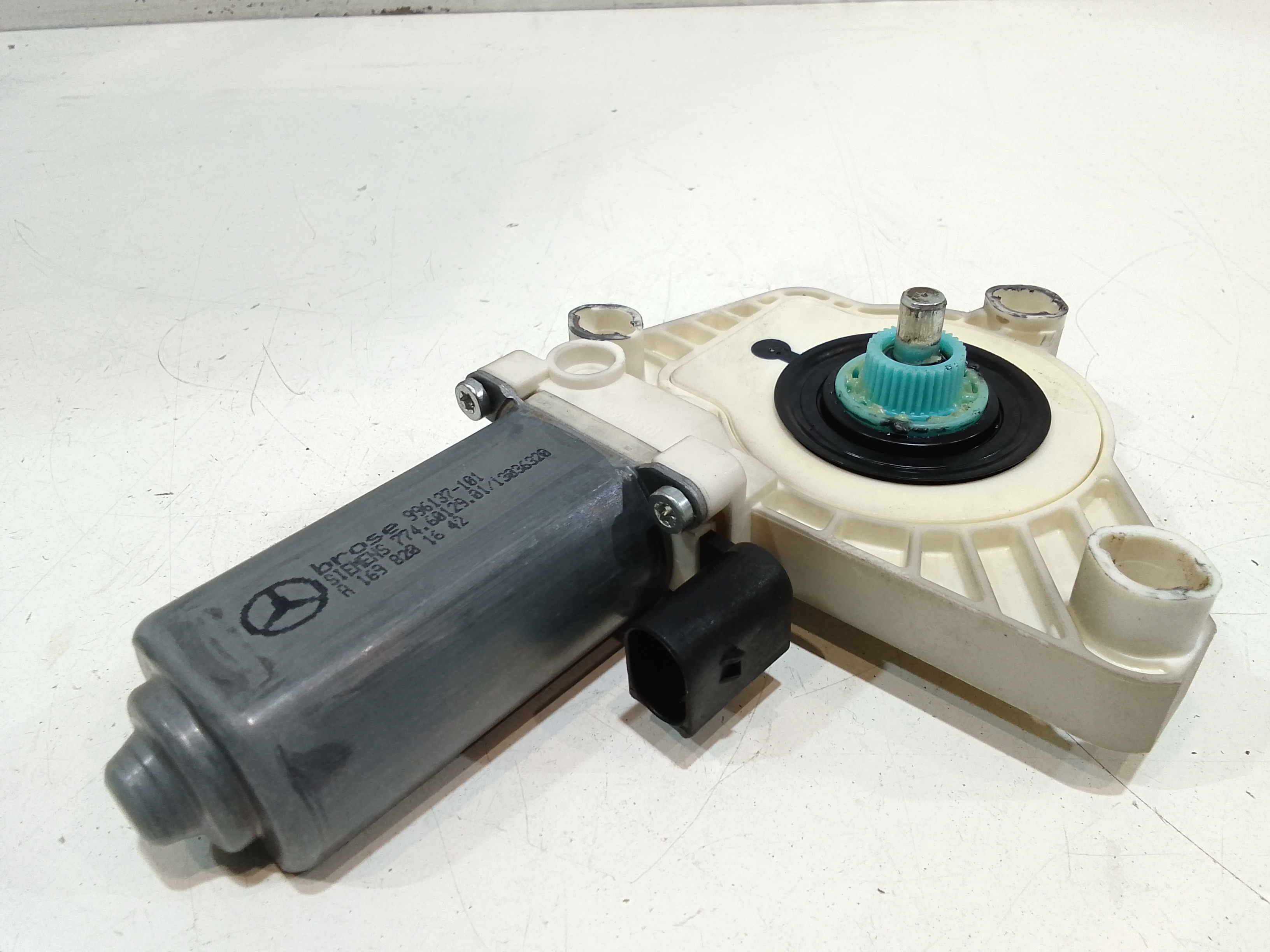 Motorino Alzacristallo Porta Ant. Destro A1698204242 Usato