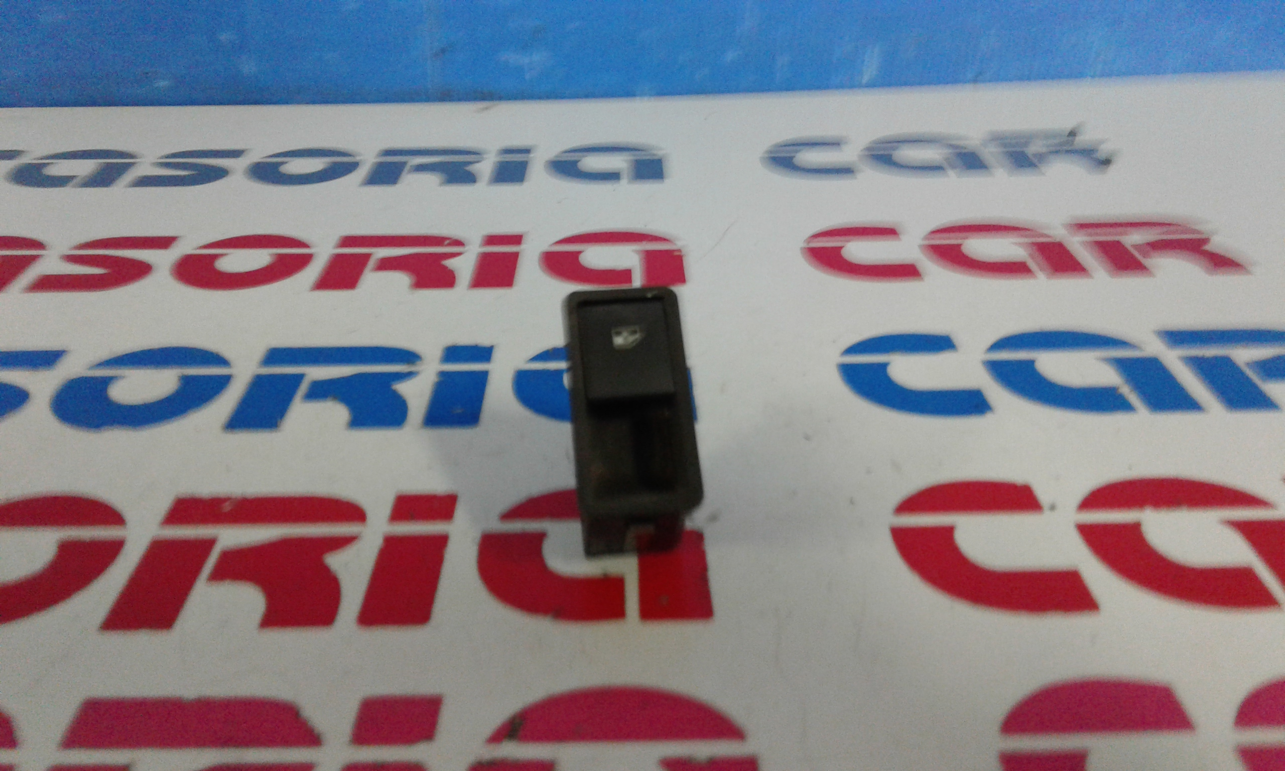 Interruttore Alzacristalli Porta Post. Destro 13228882 Usato