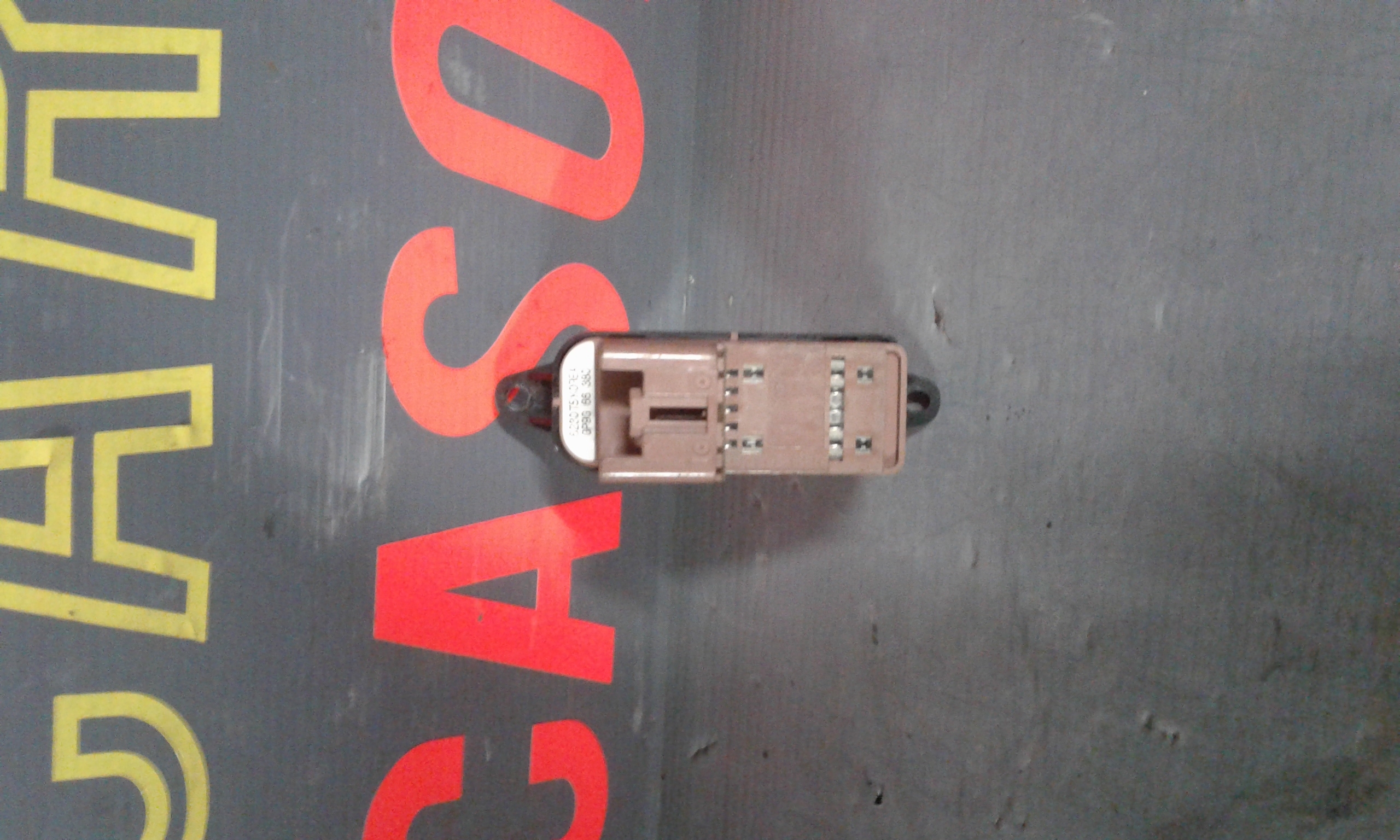 Interruttore Alzacristalli Porta Post. Destro GE4T66370A Usato