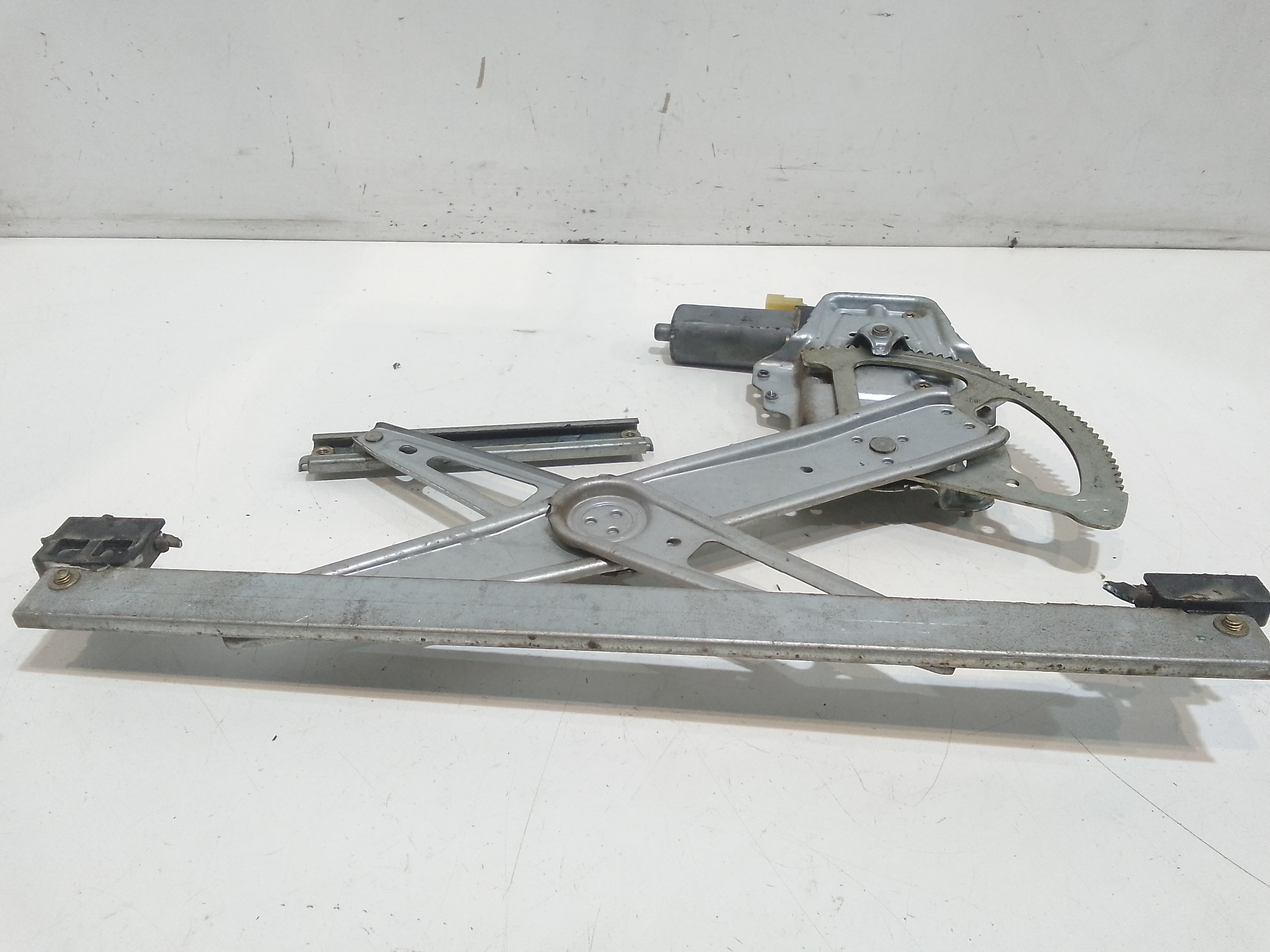 Alzacristallo Porta Ant. Destro 698100D010 Usato