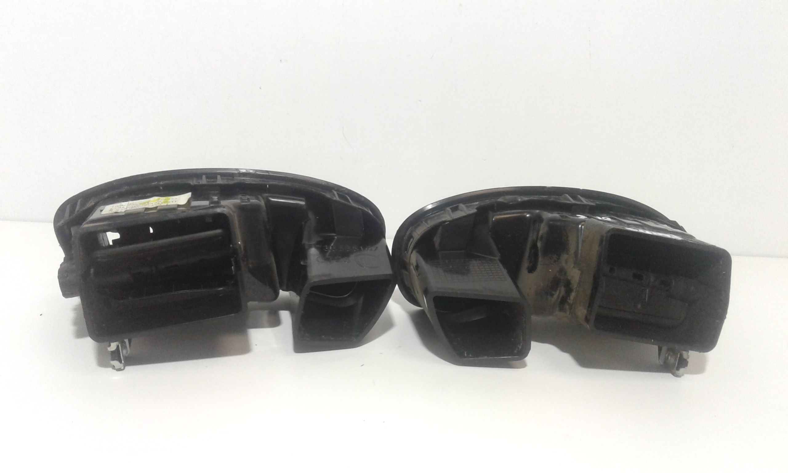 Condotto aria bocchette centr. sup. cruscotto - Immagine 1 di 4