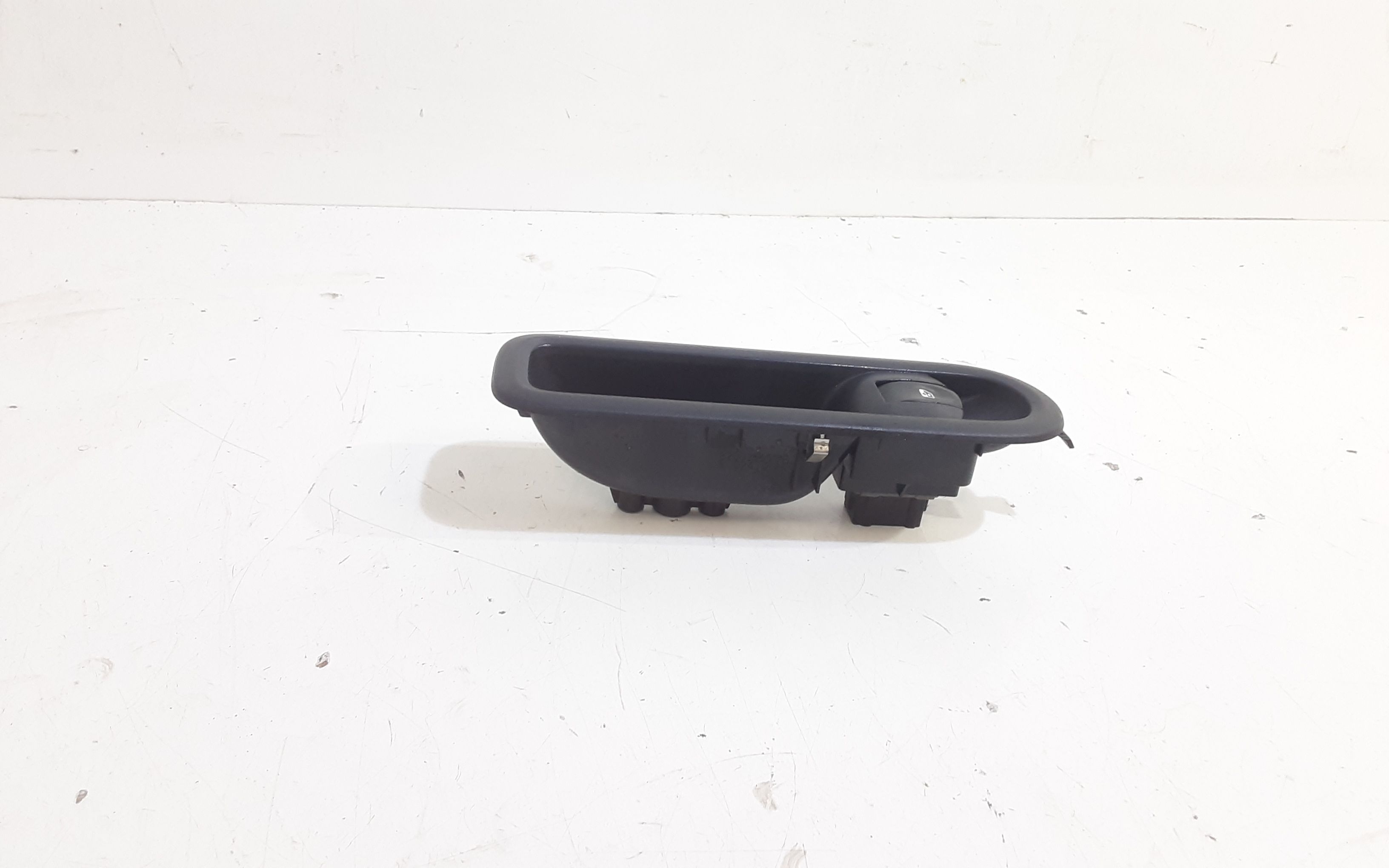 Interruttore Alzacristalli Porta Ant. Destro 8200214936 Usato