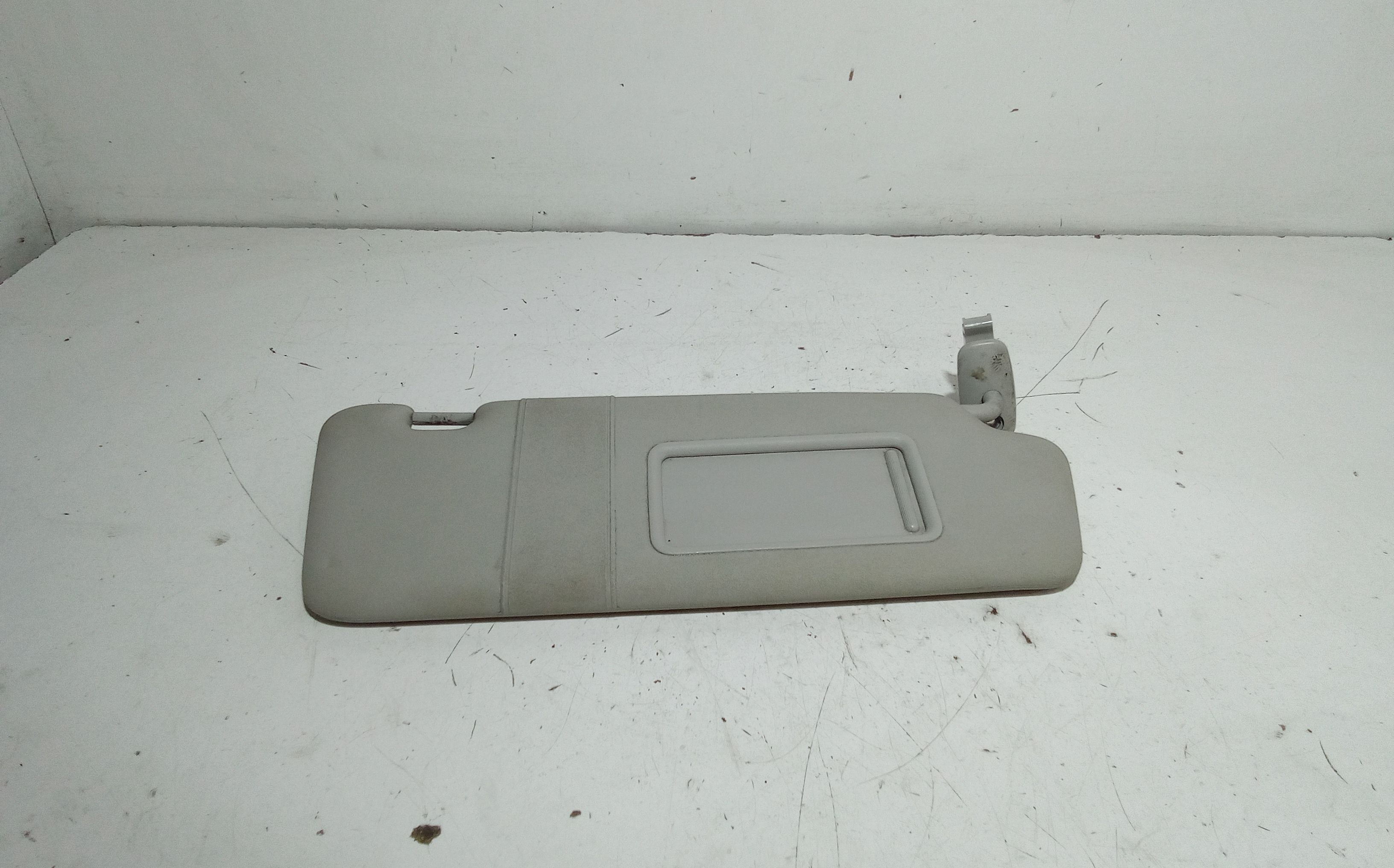 Aletta Parasole Parabrezza Destro 8P08575525B9 Usato